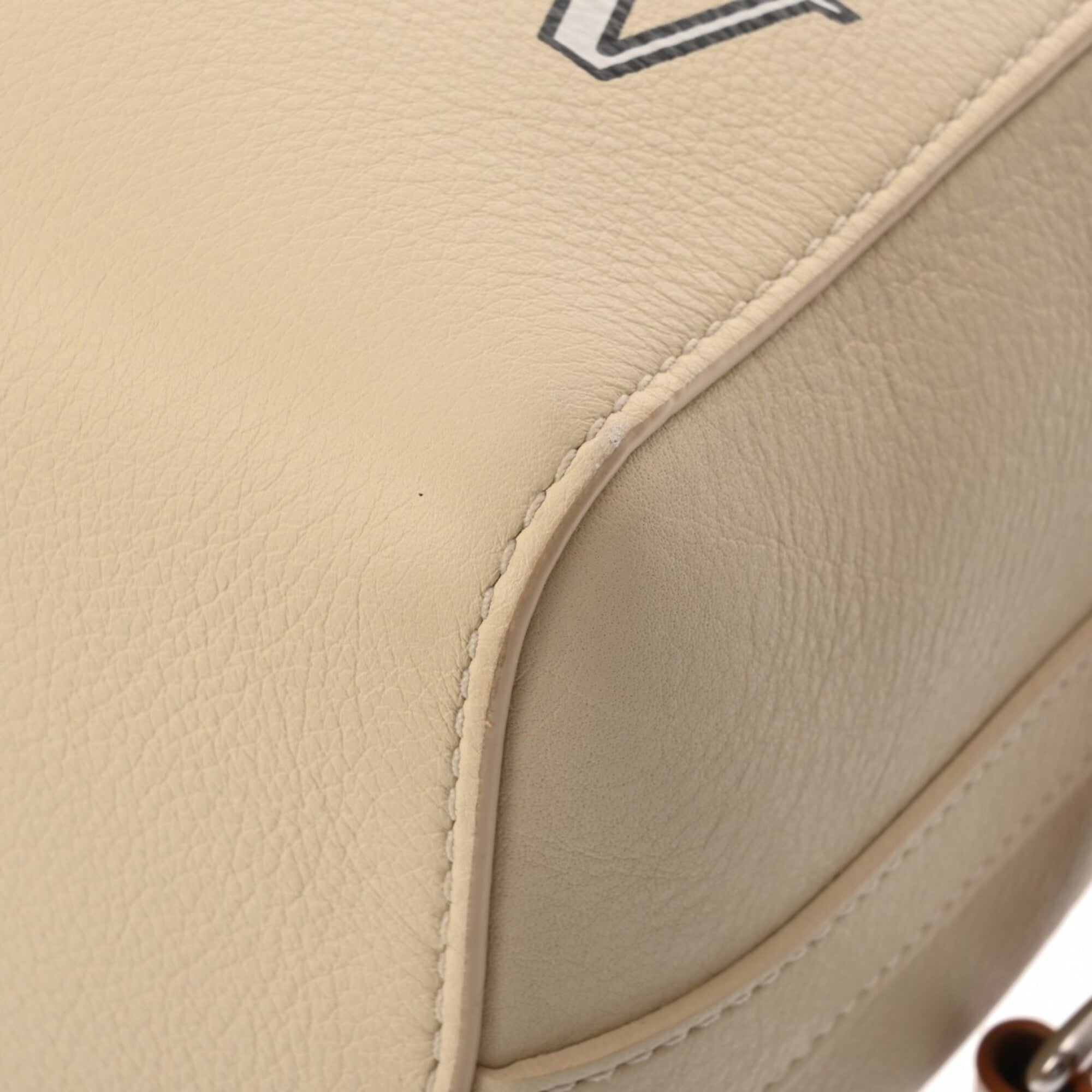 Louis Vuitton Cream Leather Shoulder Bag (Pre-Owned)