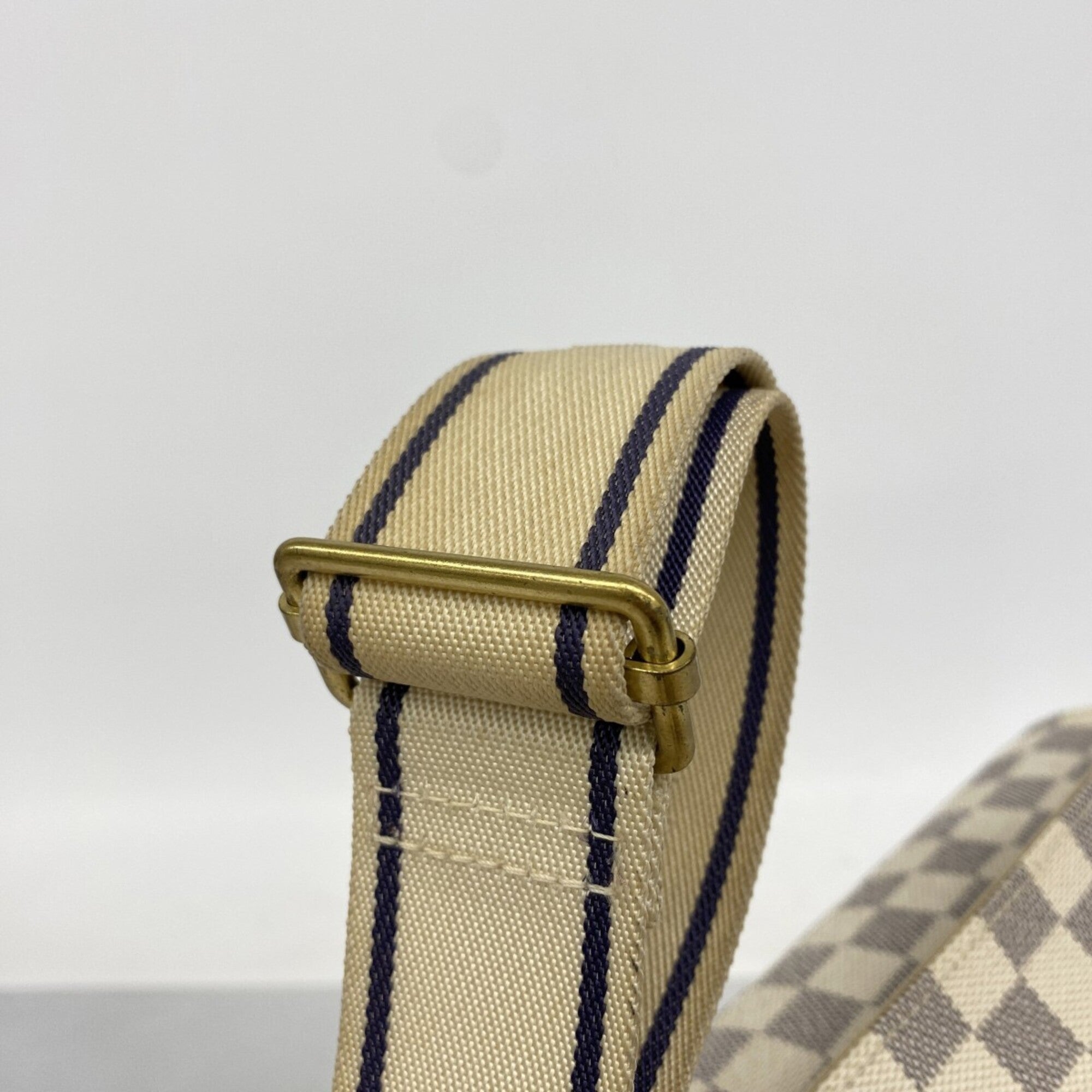 Louis Vuitton White Shoulder Bag (Pre-Owned)