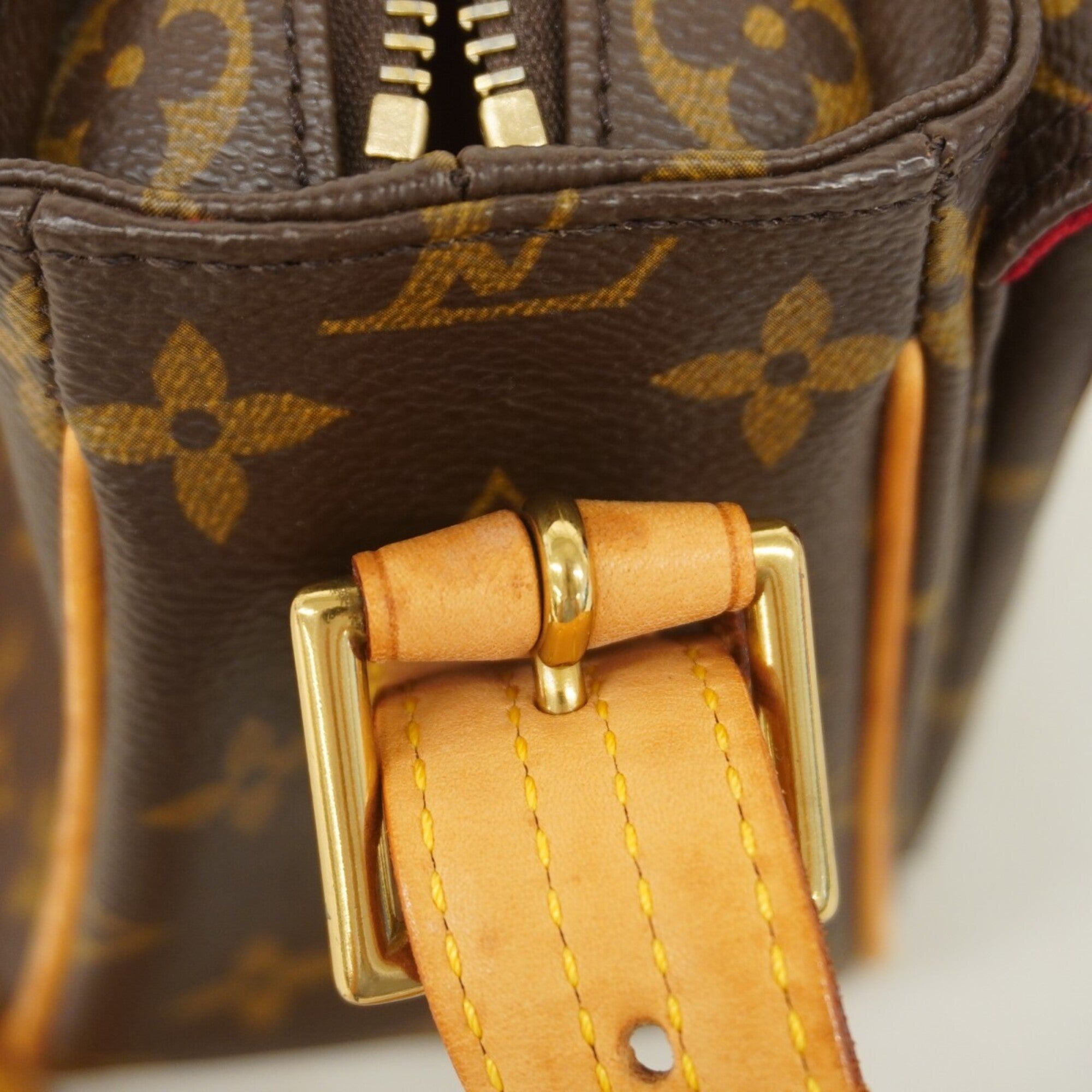 Louis Vuitton Brown Shoulder Bag (Pre-Owned)