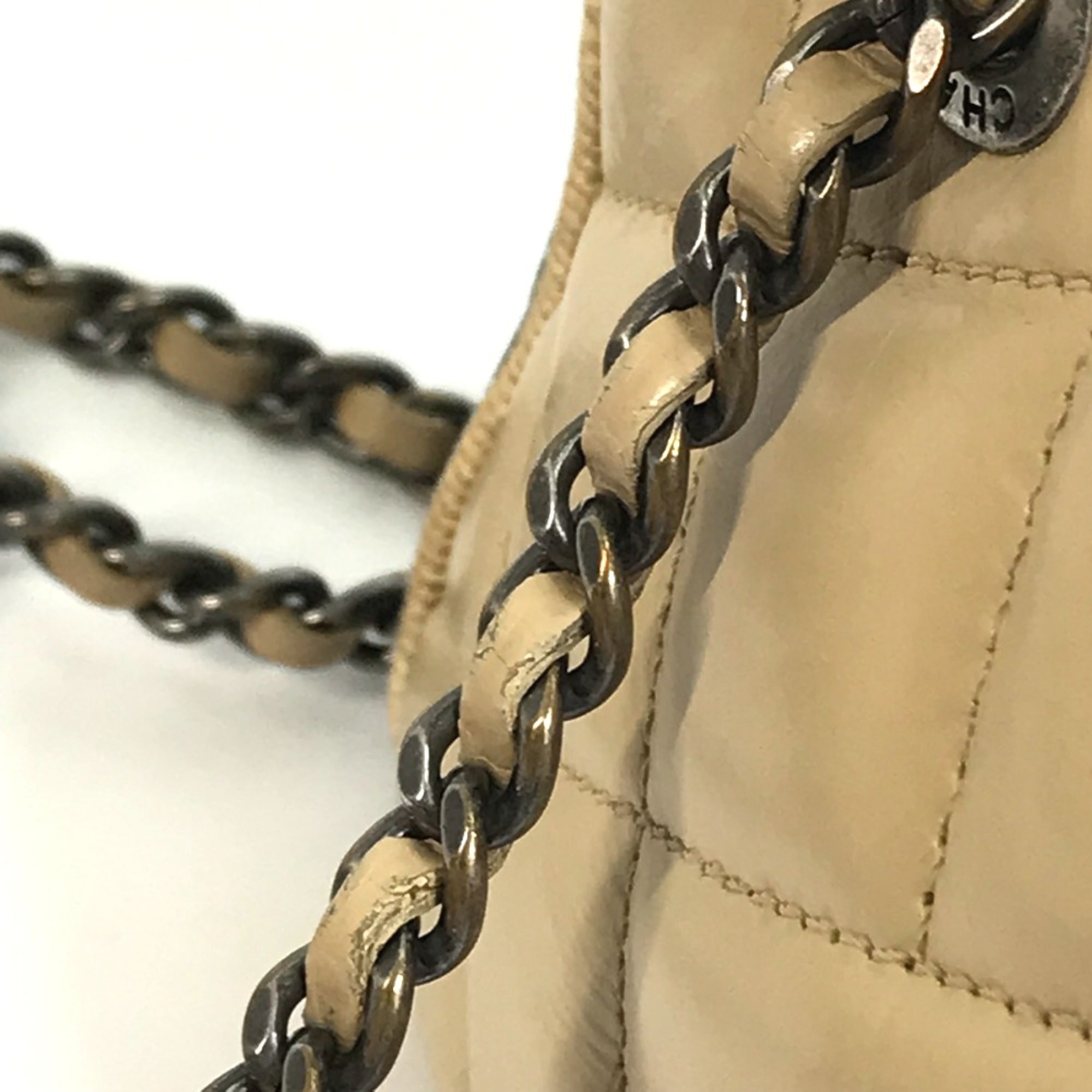 Chanel Beige Leather Shoulder Bag (Pre-Owned)