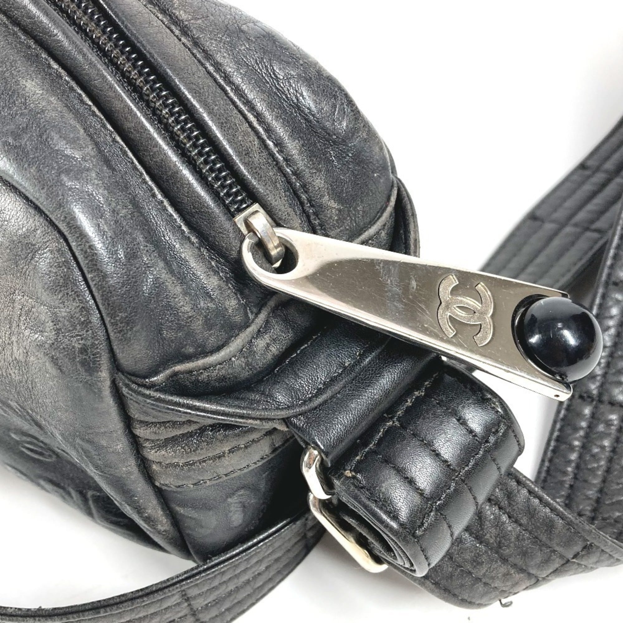 Chanel Black Leather Pochette Shoulder Bag (Pre-Owned)