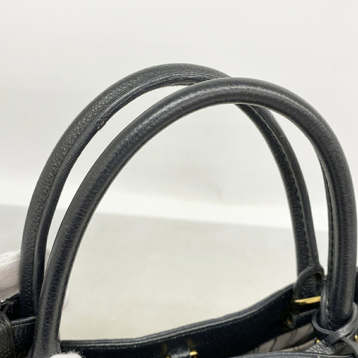 Louis Vuitton Noir Handbag (Pre-Owned)