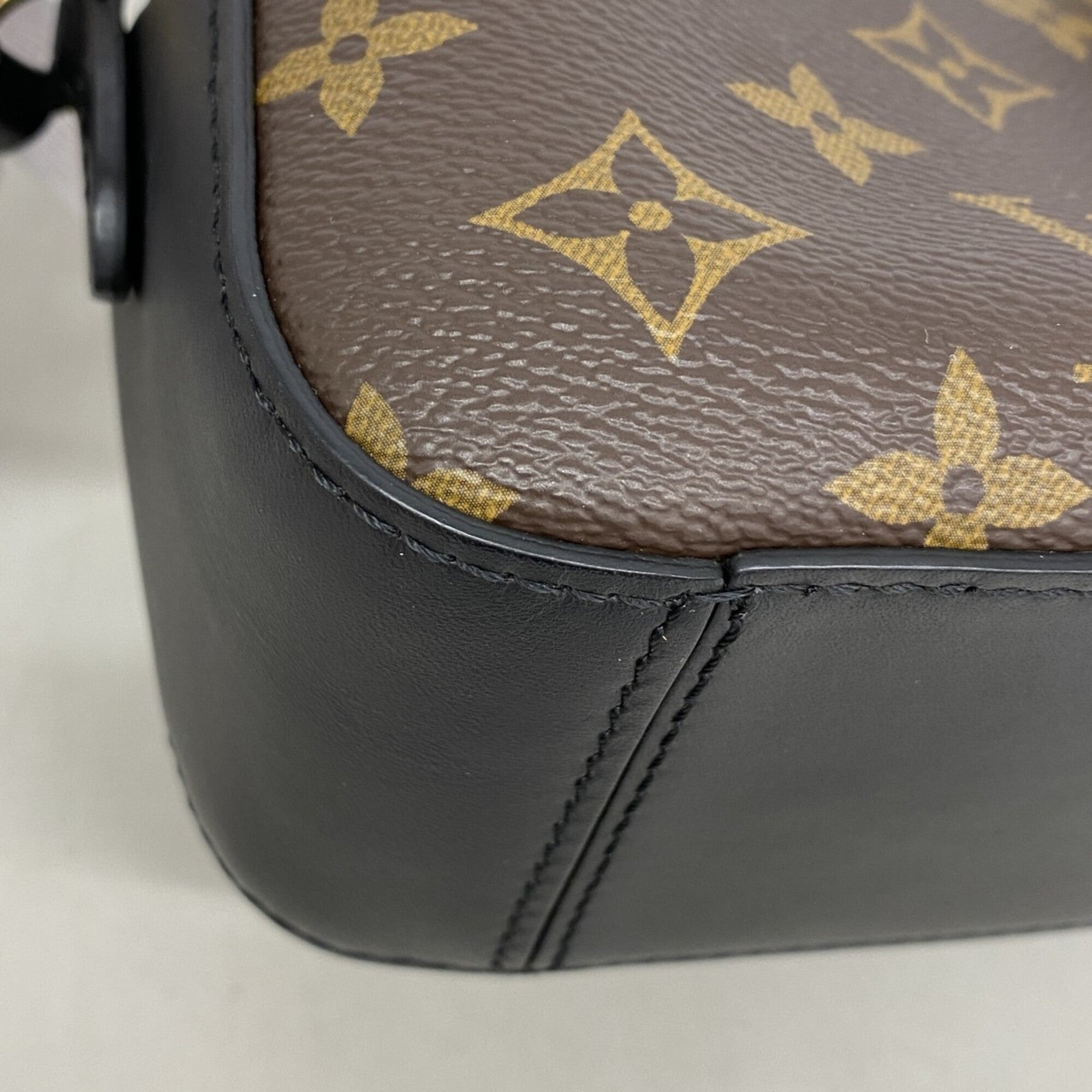 Louis Vuitton Black Brown Handbag (Pre-Owned)