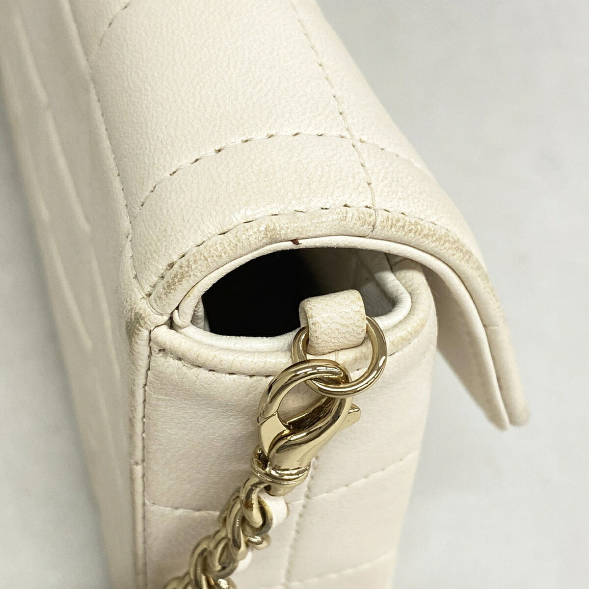 Chanel White Leather Shoulder Bag (Pre-Owned)