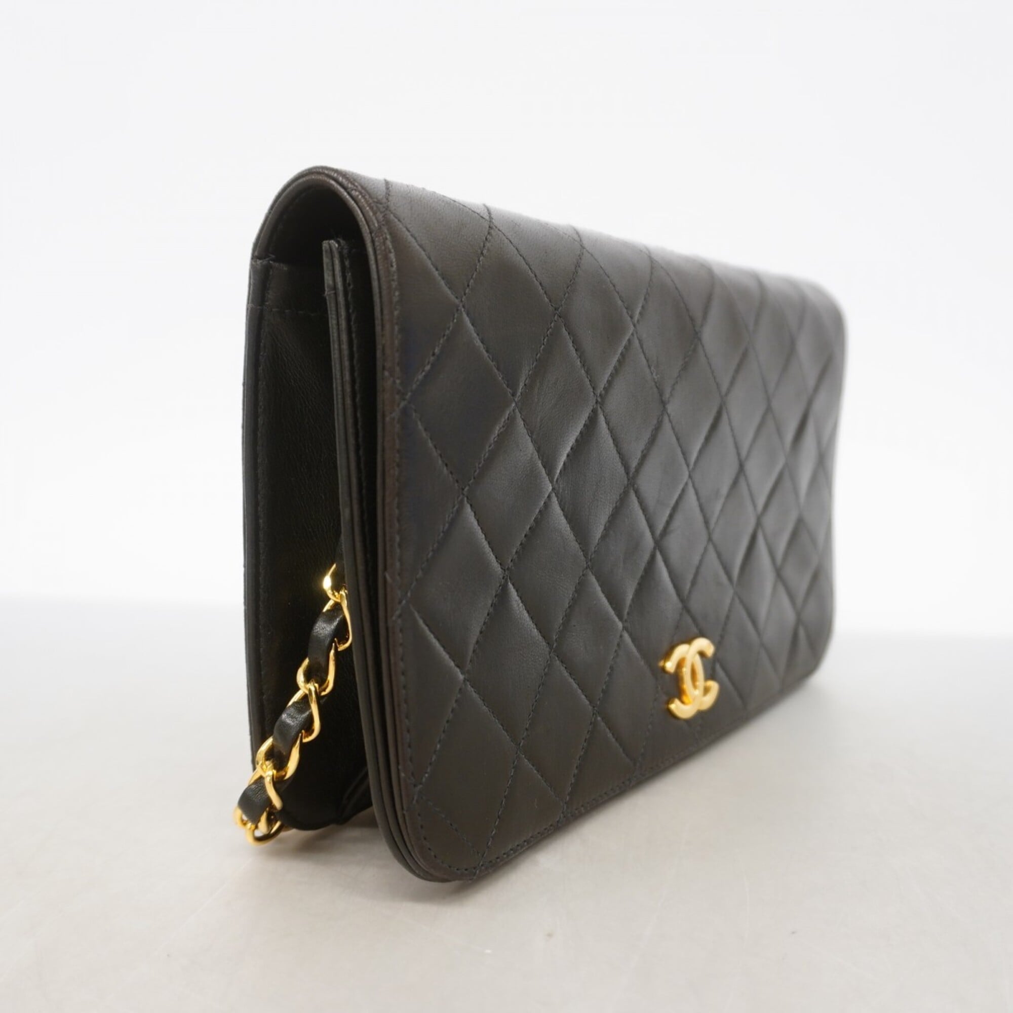 Chanel Black Leather Shoulder Bag (Pre-Owned)
