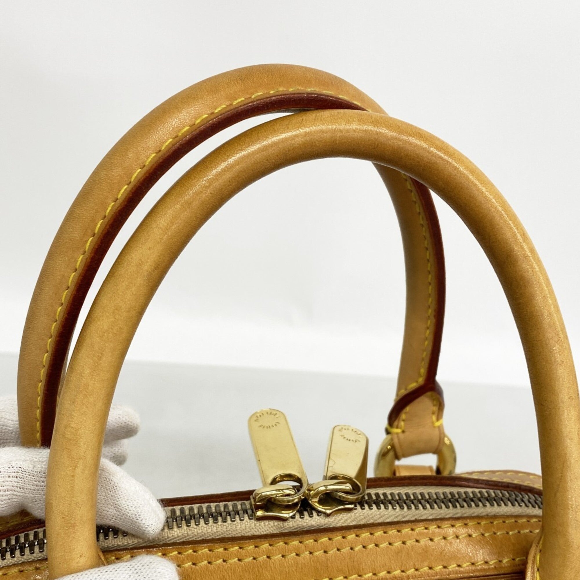 Louis Vuitton Blanc Handbag (Pre-Owned)