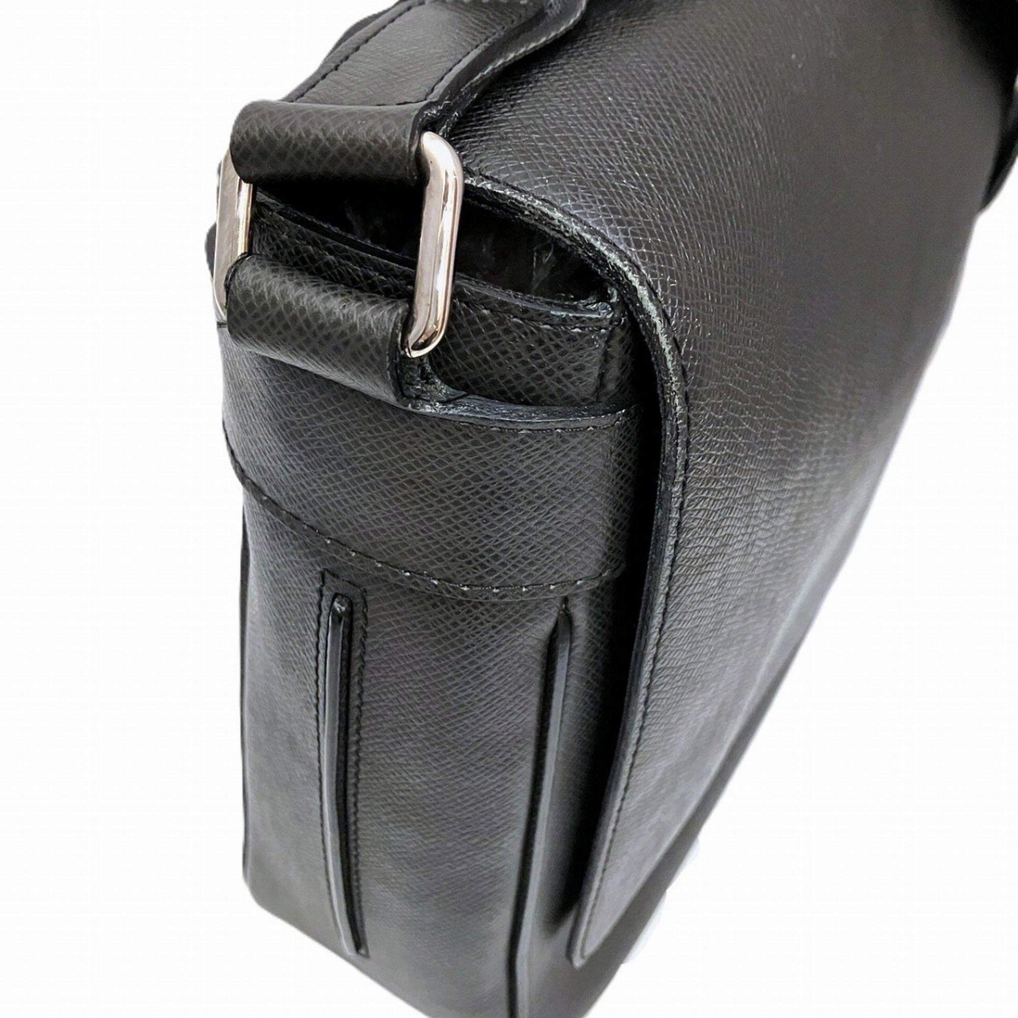 Louis Vuitton Taiga Black Leather Shoulder Bag (Pre-Owned)