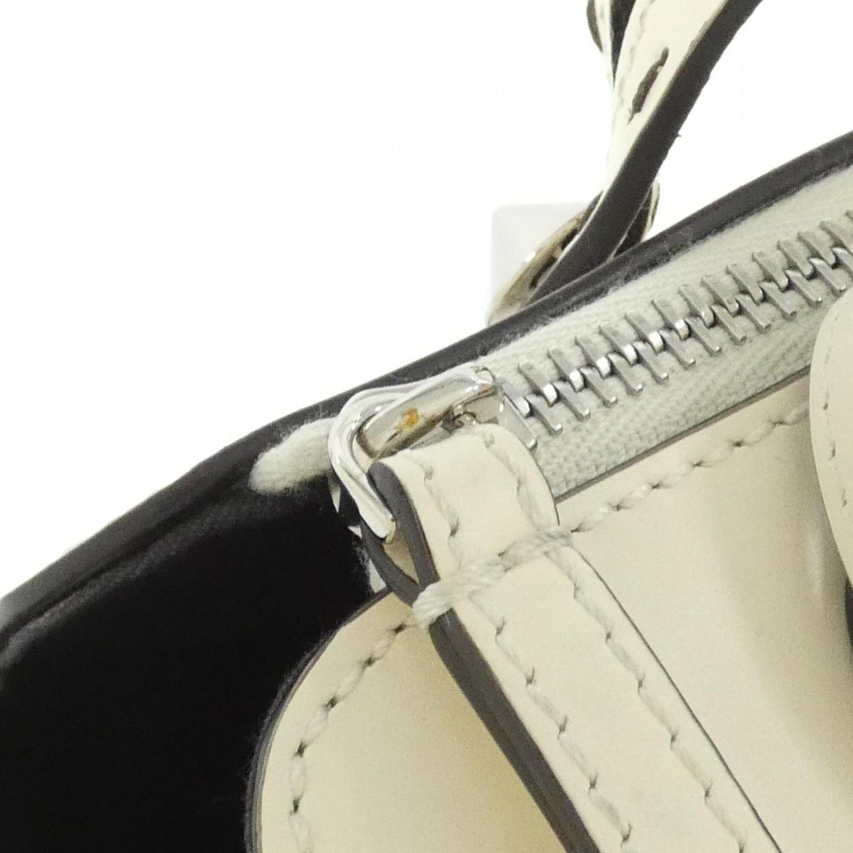 Fendi Beige Silver Leather Handbag (Pre-Owned)