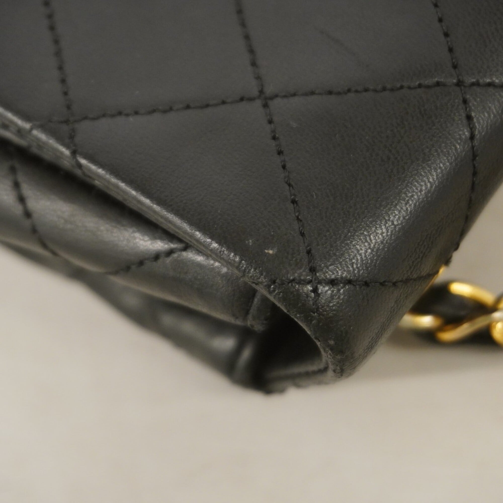 Chanel Black Leather Shoulder Bag (Pre-Owned)