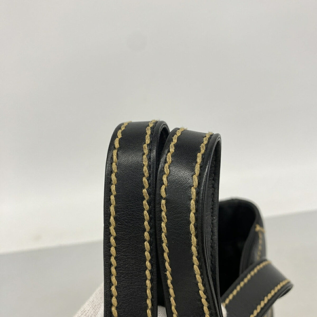 Chanel Black Leather Handbag (Pre-Owned)