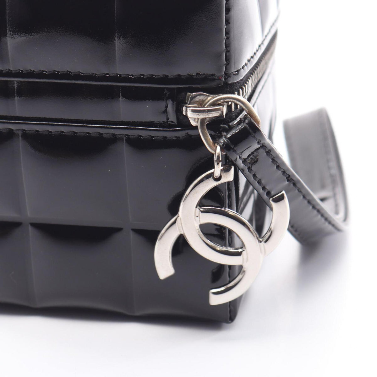 Chanel Chocolate Bar Black Patent Leather Handbag (Pre-Owned)