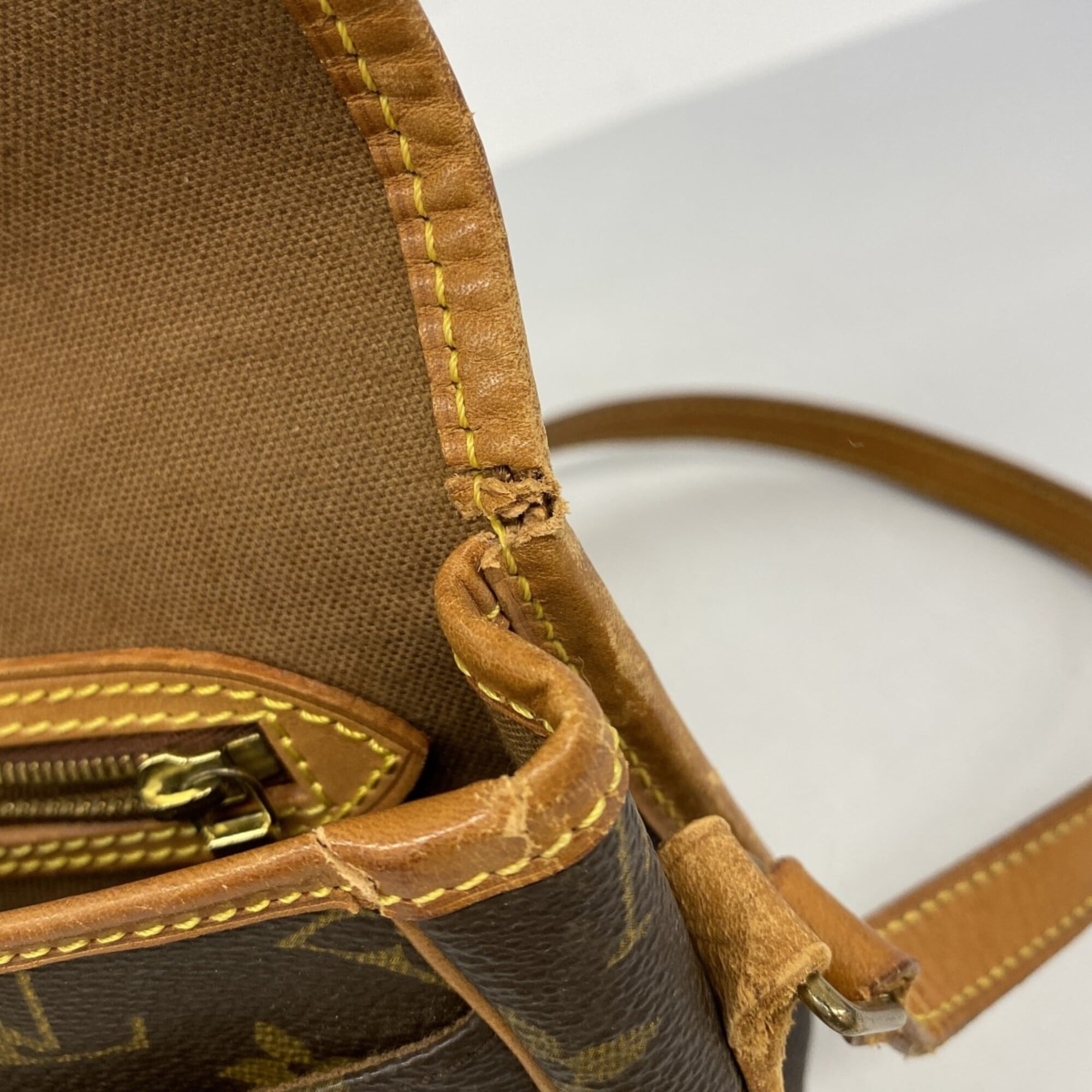 Louis Vuitton Brown Shoulder Bag (Pre-Owned)