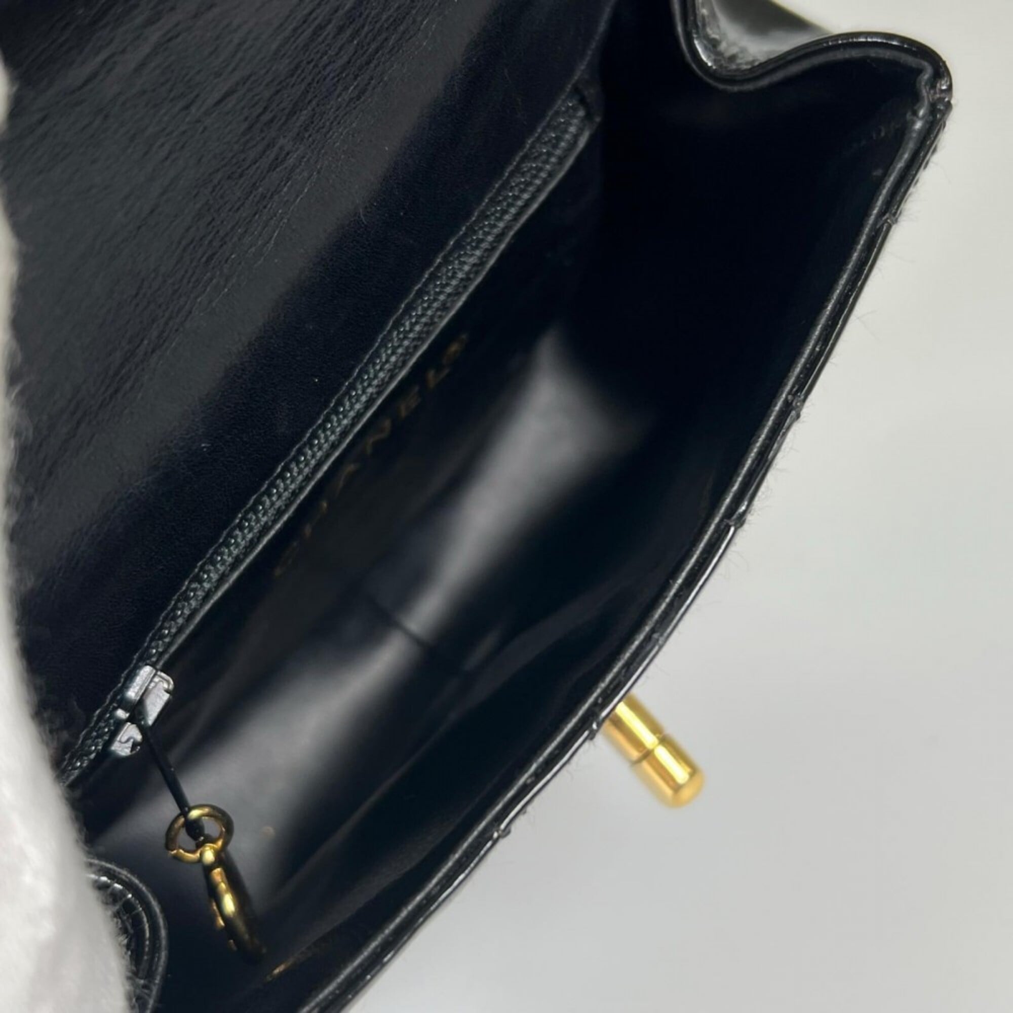 Chanel Matelasse Black Leather Shoulder Bag (Pre-Owned)