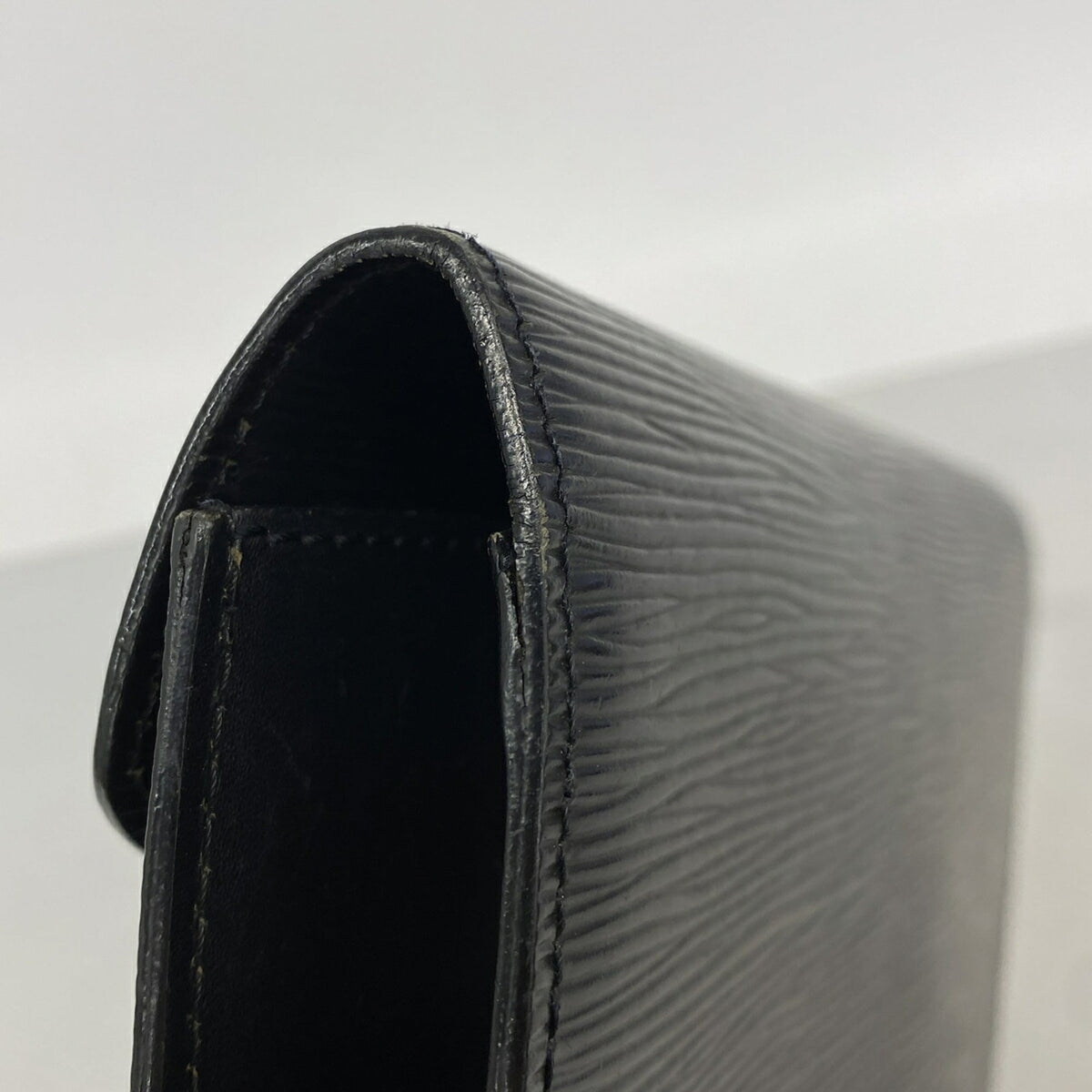 Louis Vuitton Noir Clutch Bag (Pre-Owned)