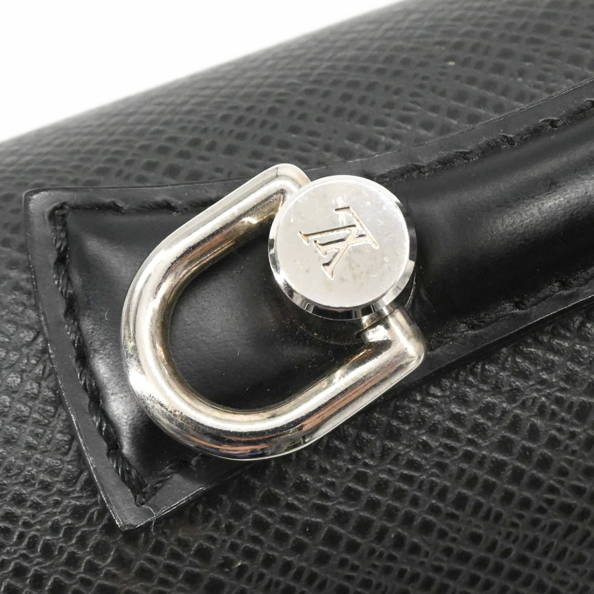 Louis Vuitton Black Taiga Leather Leather Handbag (Pre-Owned)