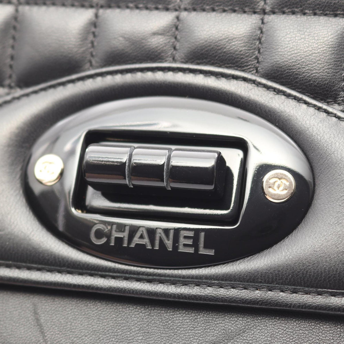 Chanel Black Leather Handbag Shoulder Bag (Pre-Owned)