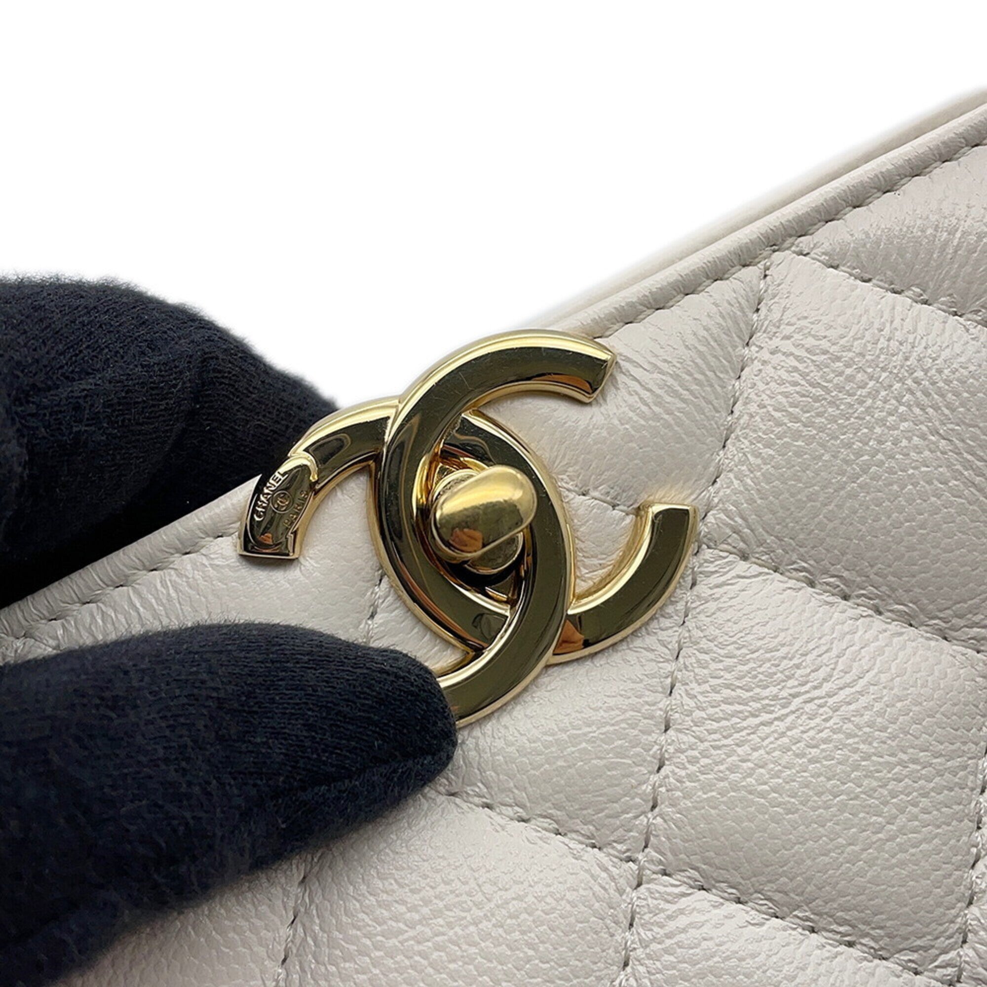 Chanel Matelasse White Grained Calfskin Handbag (Pre-Owned)