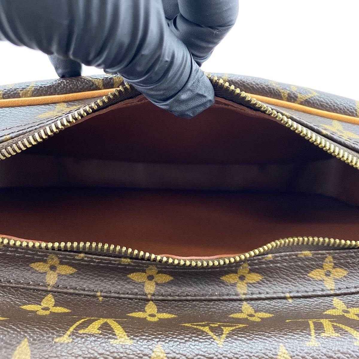 Louis Vuitton Brown Shoulder Bag (Pre-Owned)