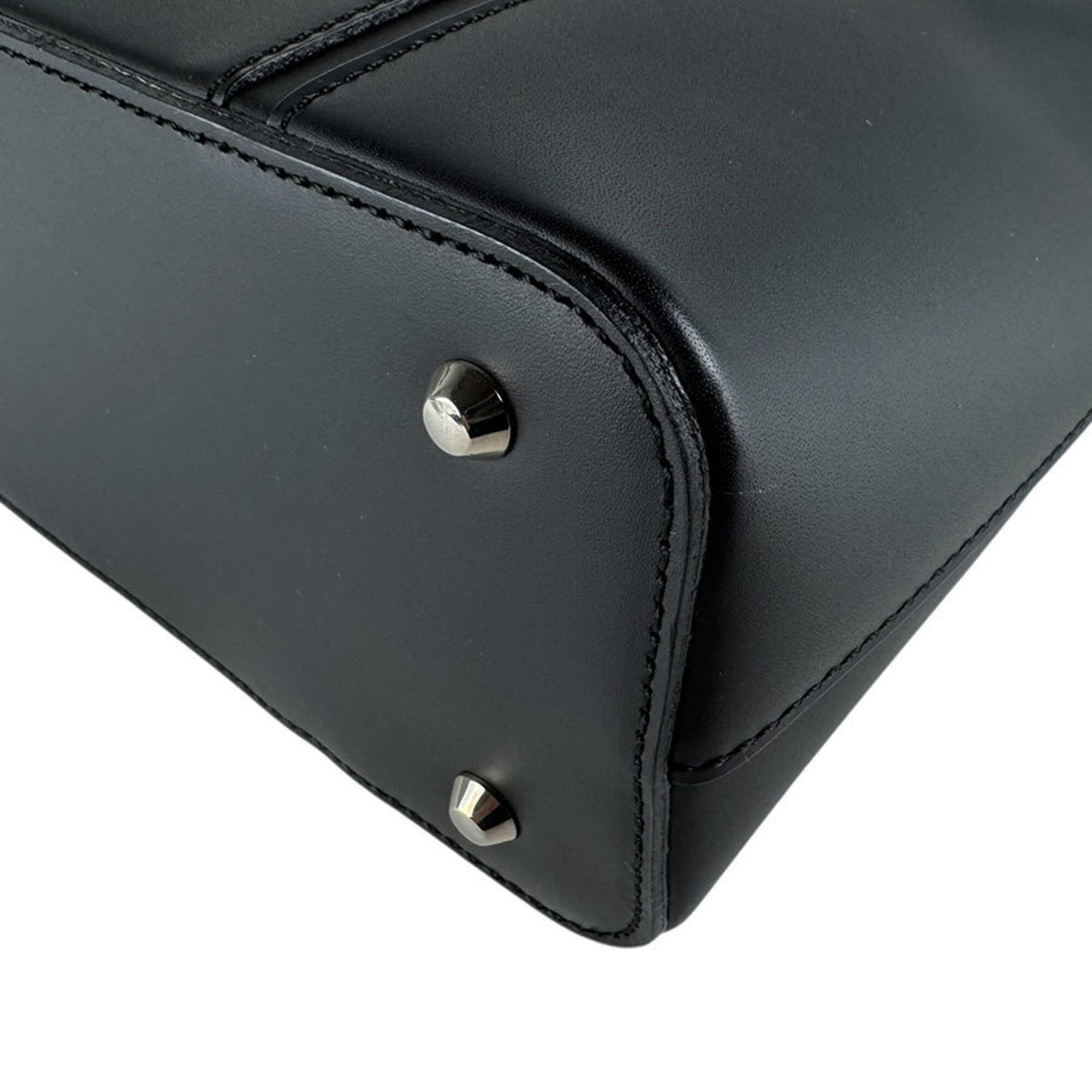 Burberry Black Leather Handbag (Pre-Owned)