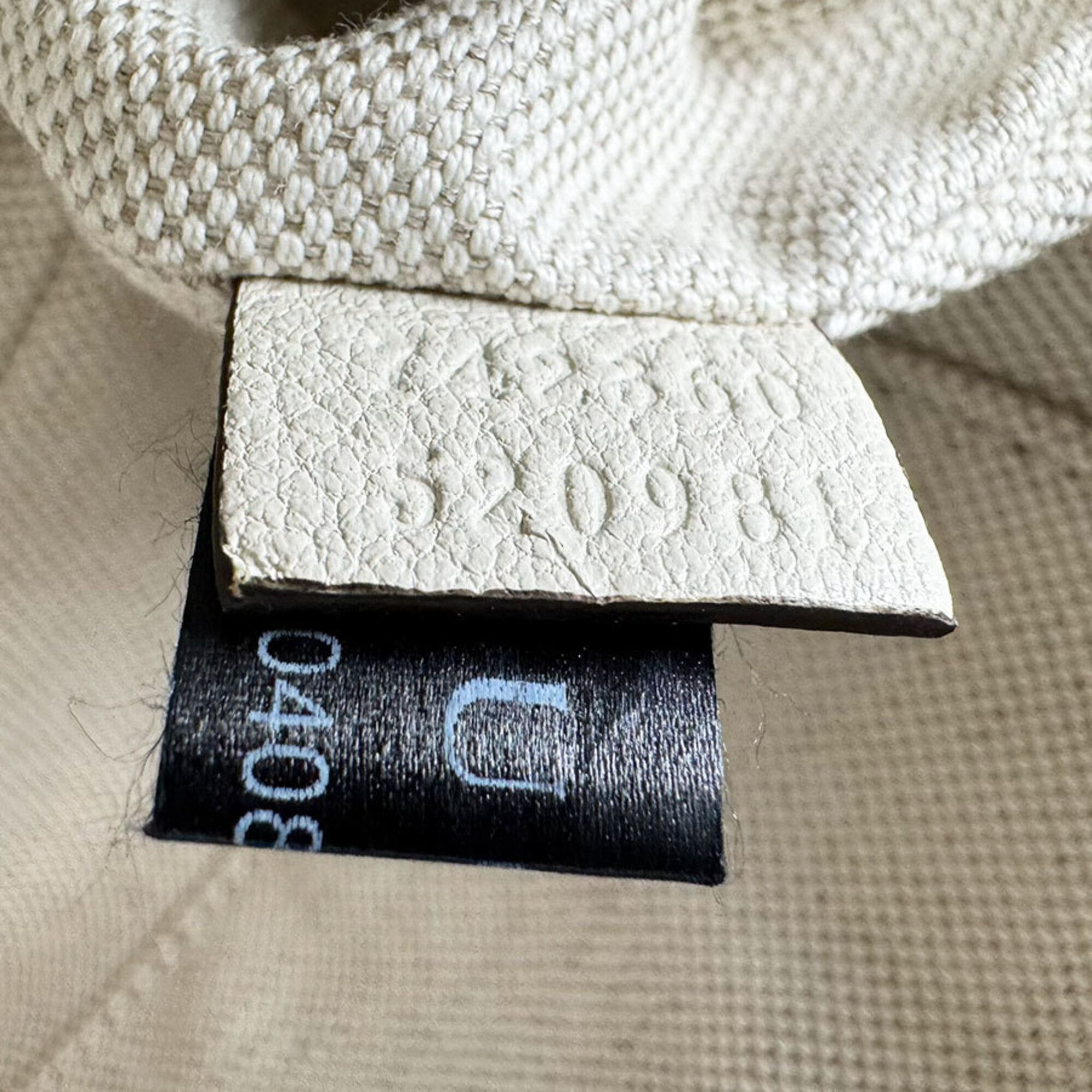Gucci Ivory Leather Shoulder Bag (Pre-Owned)