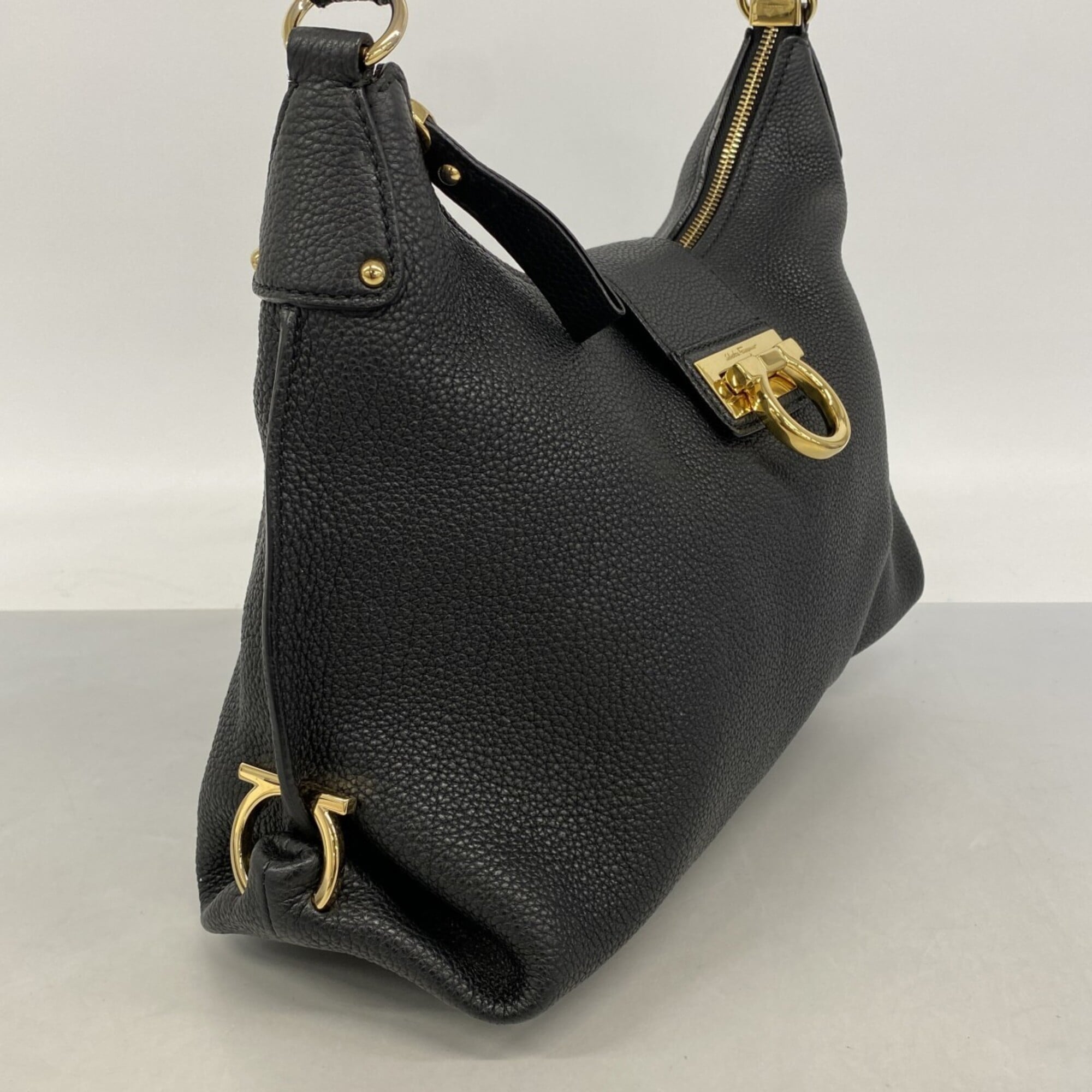 Salvatore Ferragamo Black Leather Shoulder Bag (Pre-Owned)
