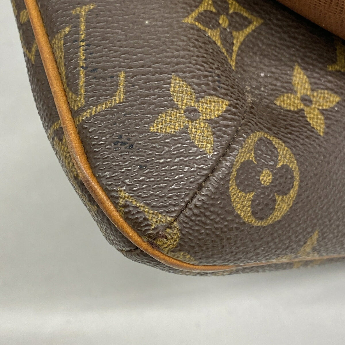 Louis Vuitton Brown Shoulder Bag (Pre-Owned)