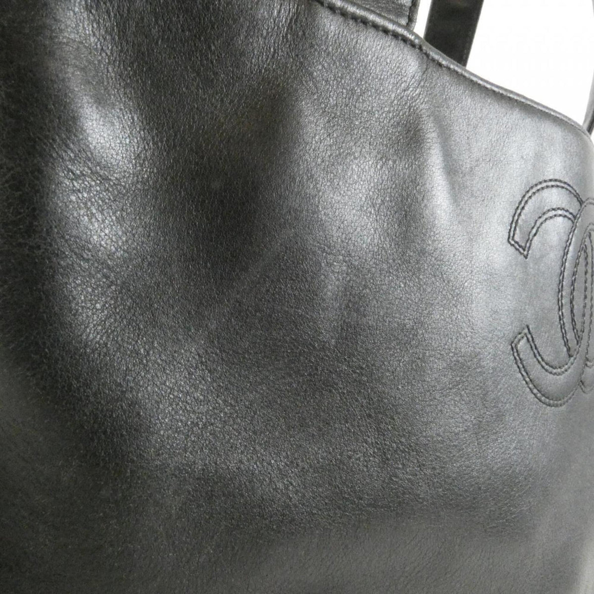 Chanel Black Leather Handbag (Pre-Owned)