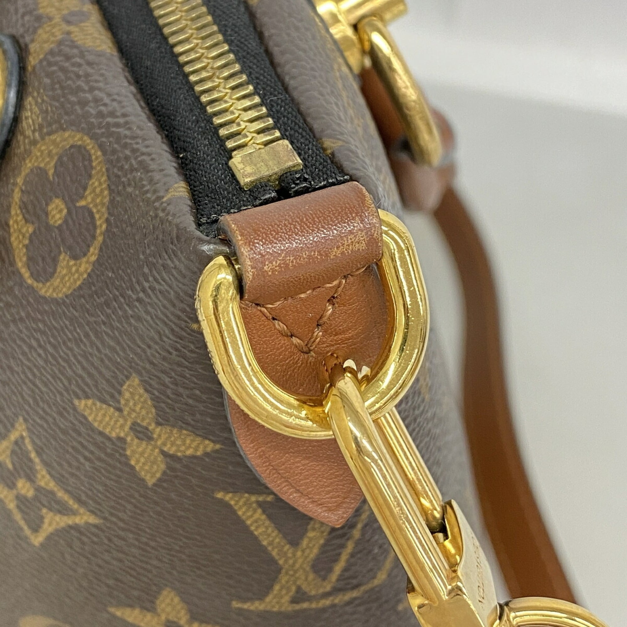 Louis Vuitton Noir Handbag (Pre-Owned)
