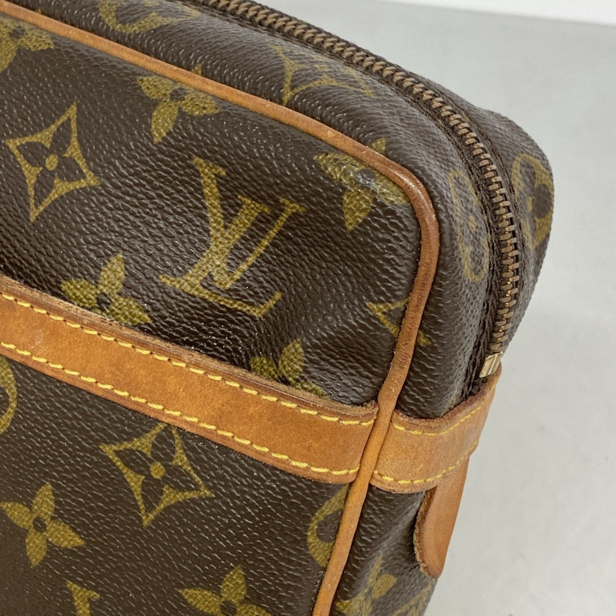 Louis Vuitton Brown Clutch Bag (Pre-Owned)