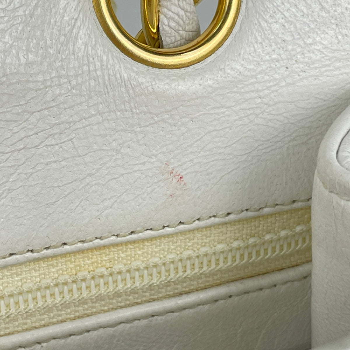 Chanel Matelasse White Leather Shoulder Bag (Pre-Owned)