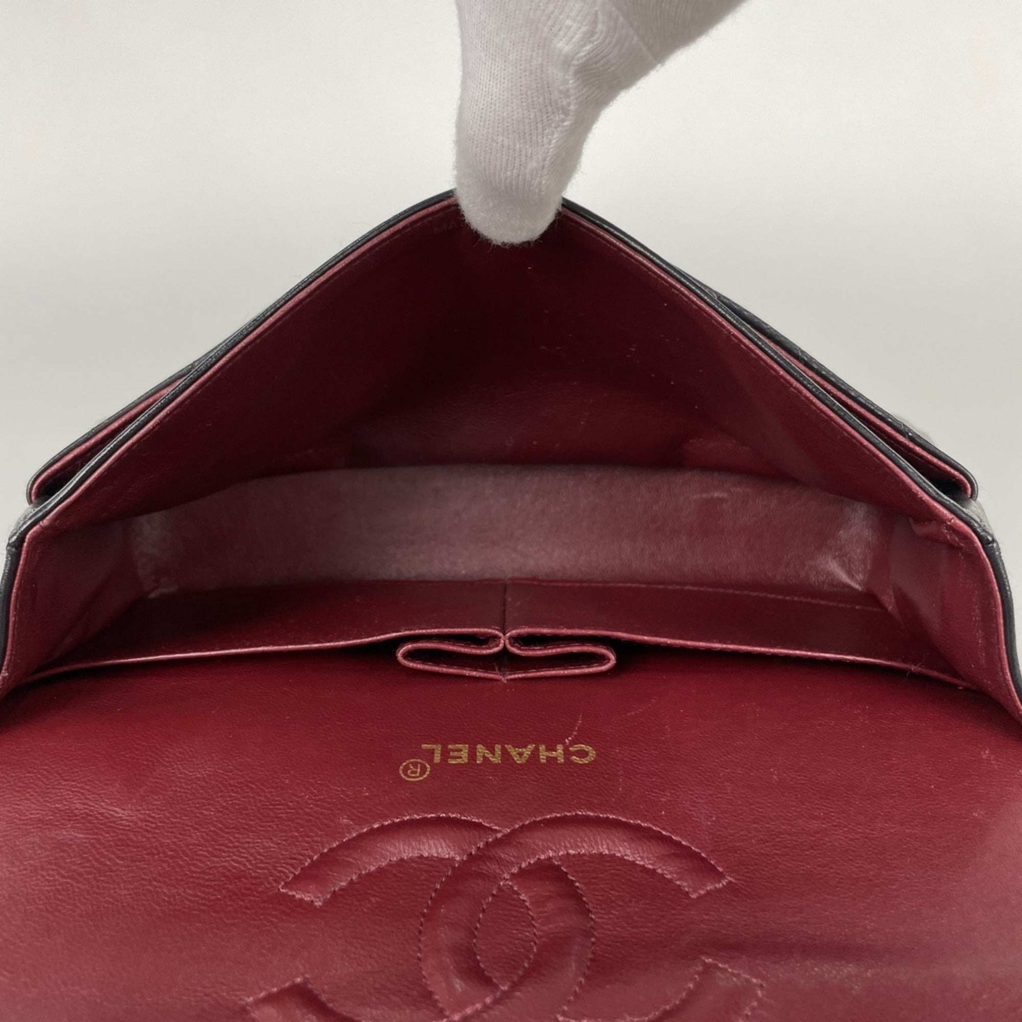 Chanel Black Leather Shoulder Bag (Pre-Owned)