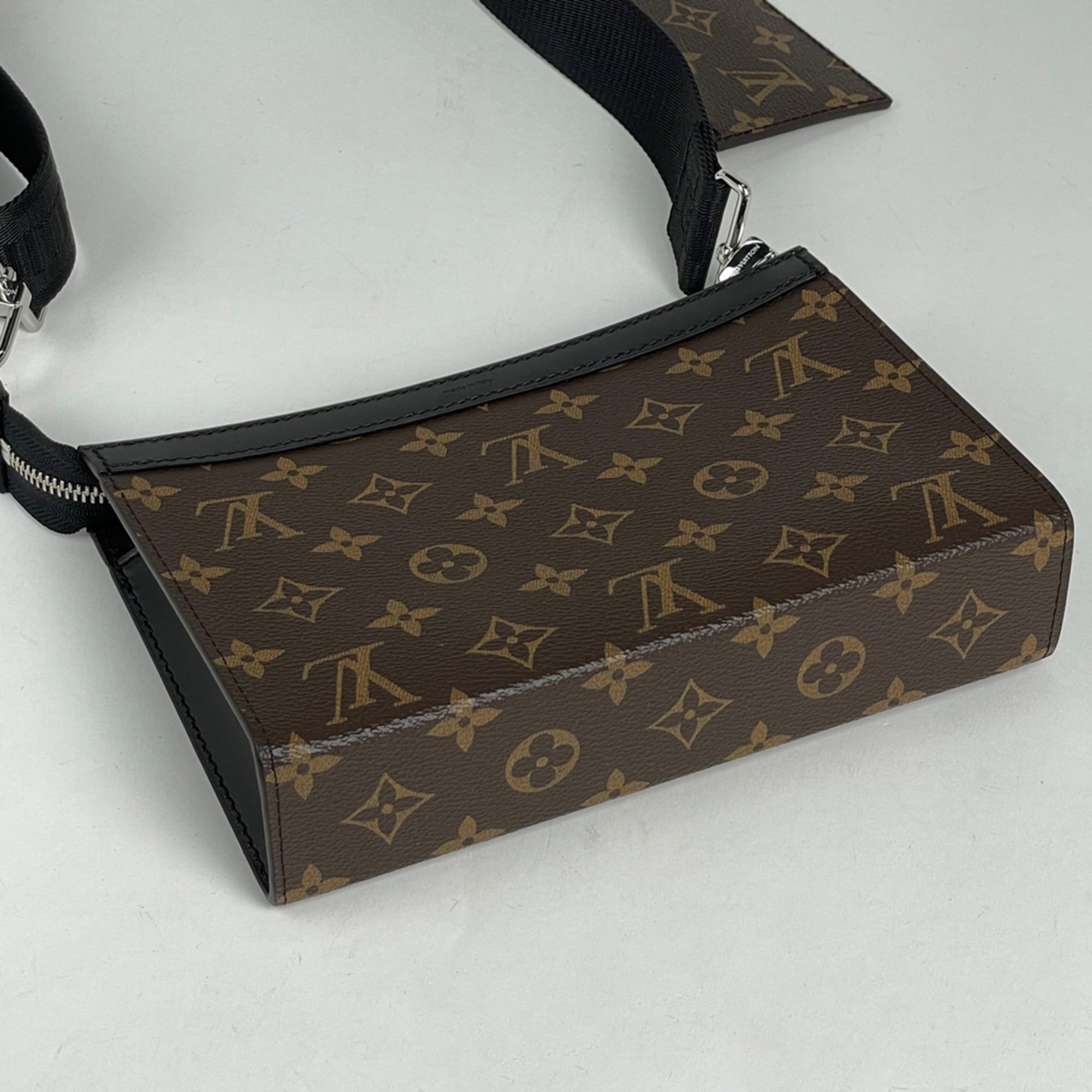 Louis Vuitton Brown Monogram Pouch Shoulder Bag (Pre-Owned)