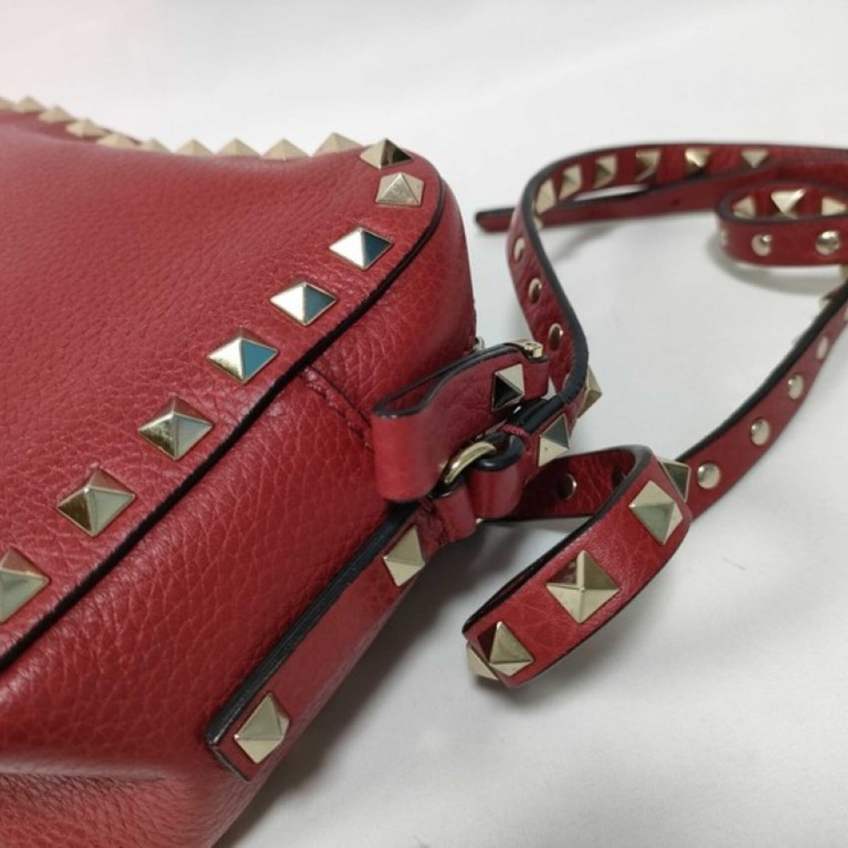 Valentino Garavani Red Color Leather Shoulder Bag (Pre-Owned)