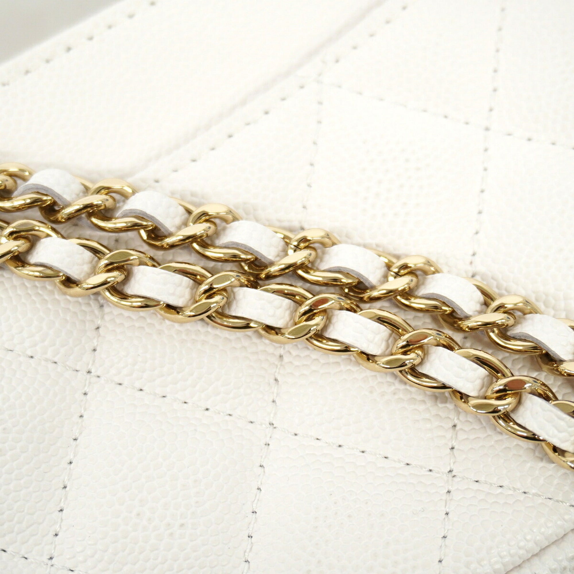 Chanel White Grained Calfskin Shoulder Bag (Pre-Owned)