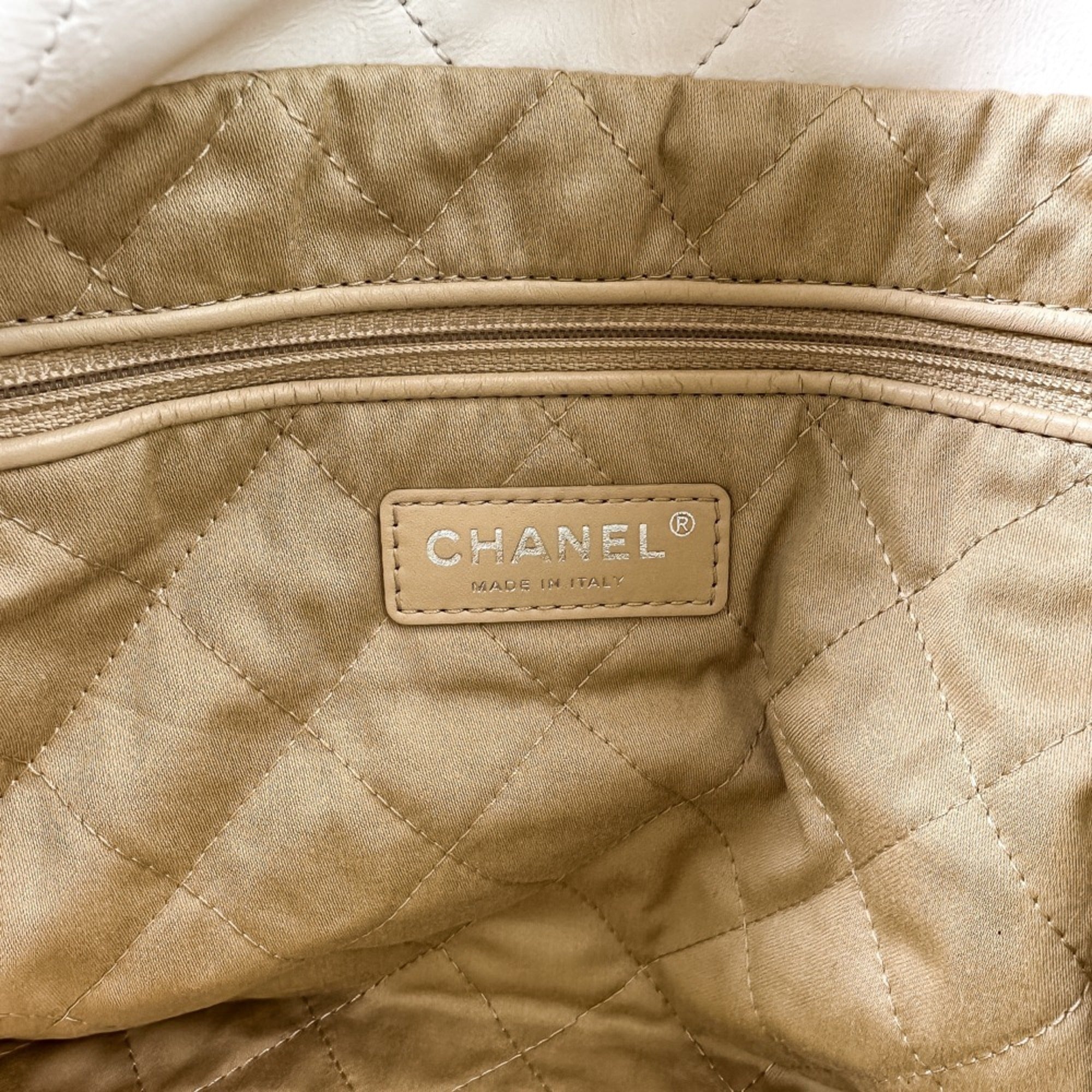 Chanel White Leather Shoulder Bag (Pre-Owned)