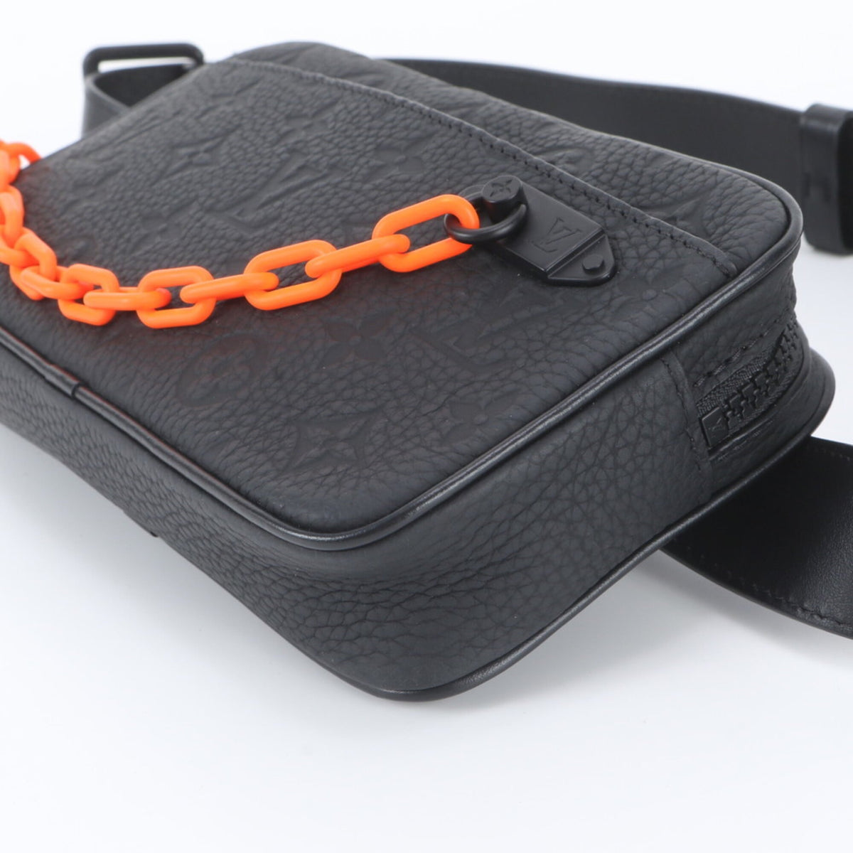 Louis Vuitton Black Leather Pochette Sling Bag (Pre-Owned)