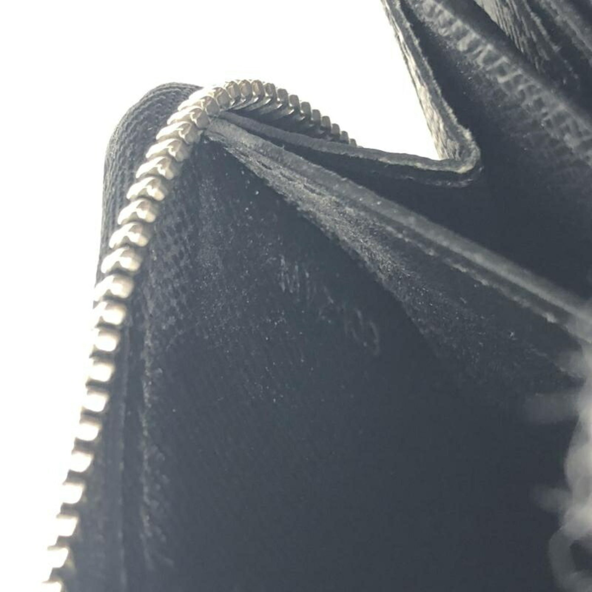 Louis Vuitton Black Taiga Leather (Pre-Owned)