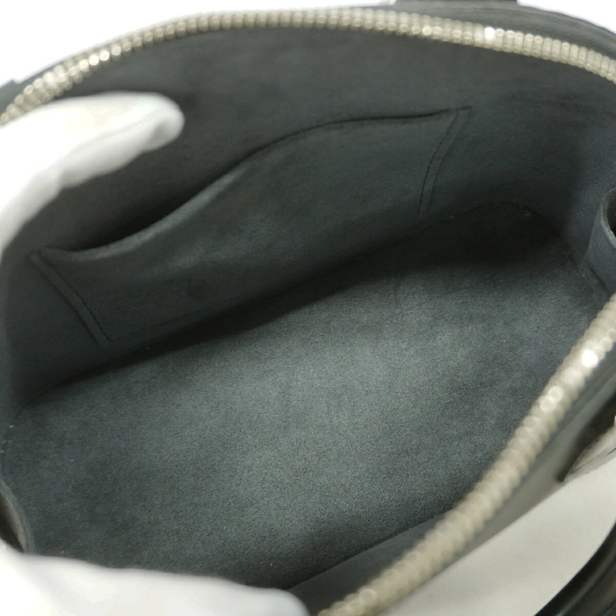 Louis Vuitton Noir Handbag (Pre-Owned)
