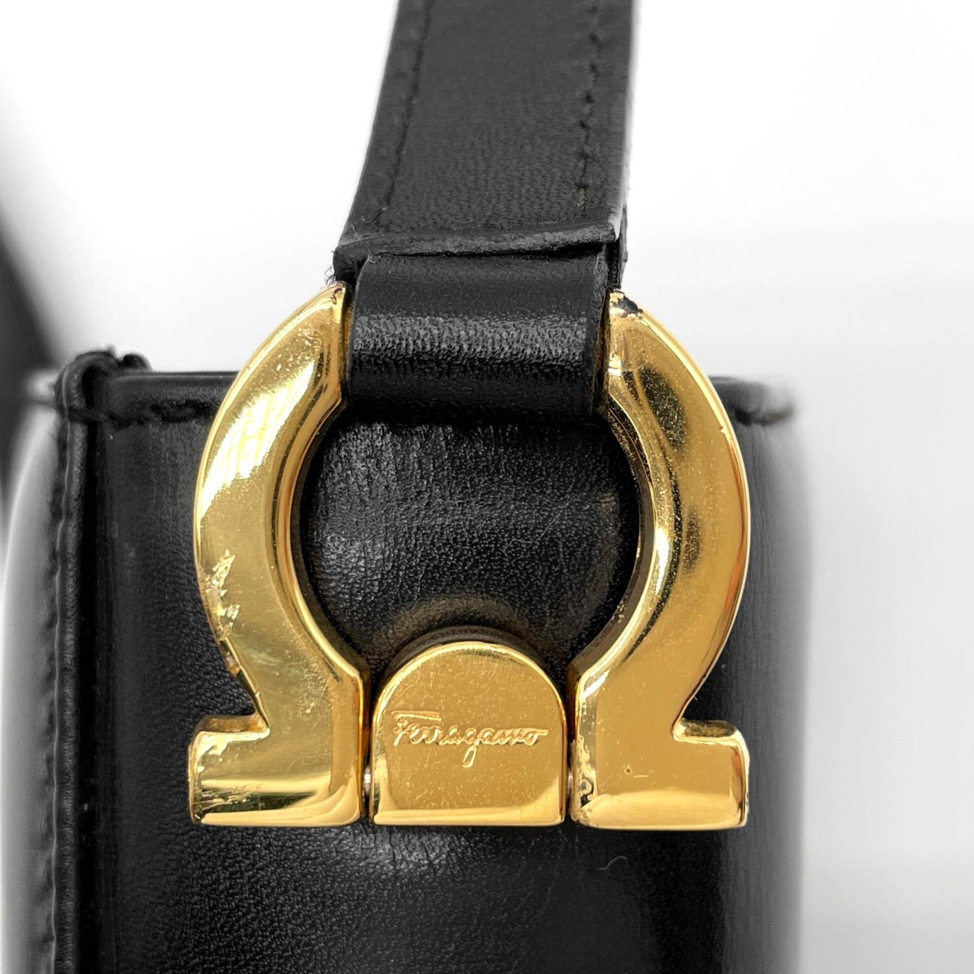 Salvatore Ferragamo Black Leather Shoulder Bag (Pre-Owned)