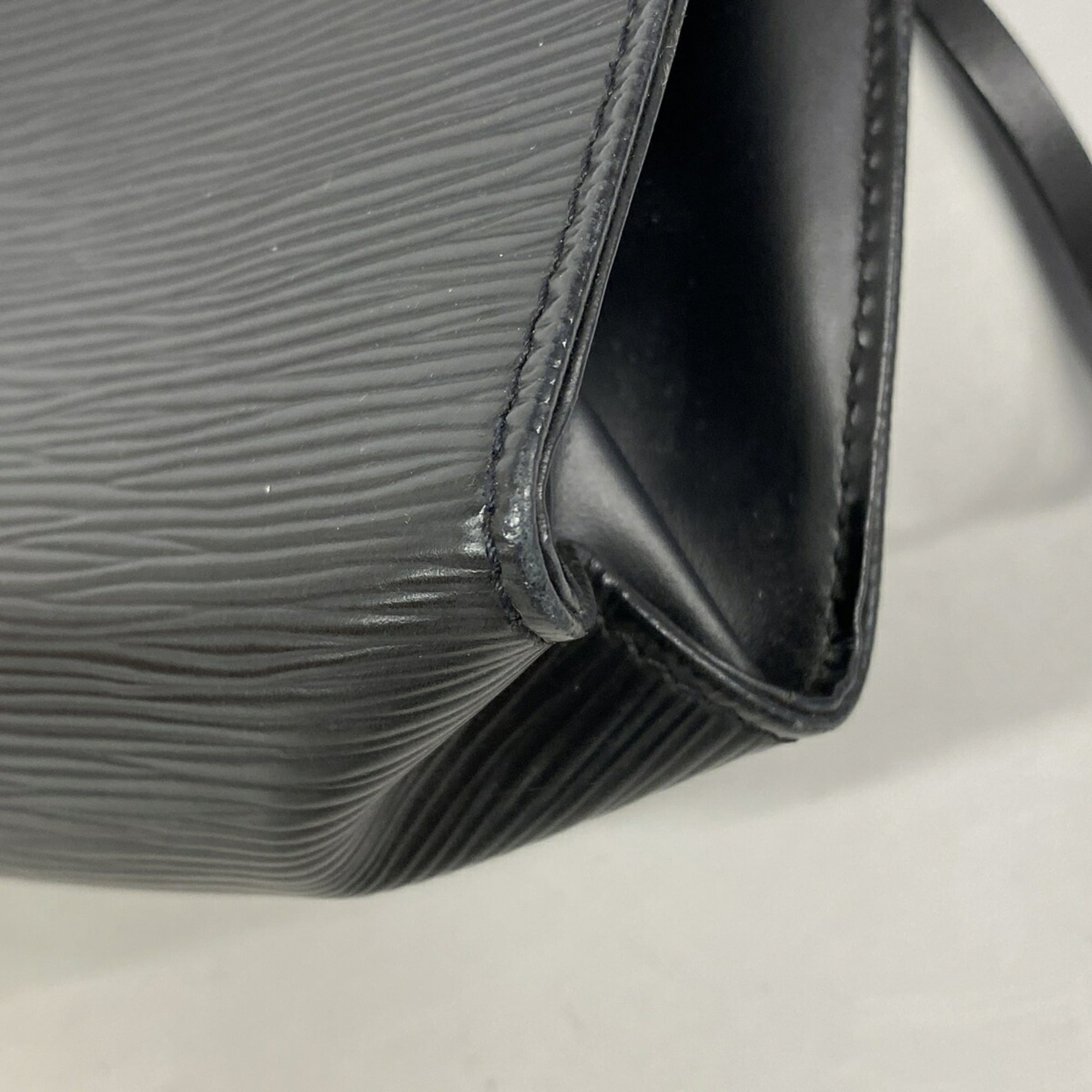Louis Vuitton Noir Shoulder Bag (Pre-Owned)