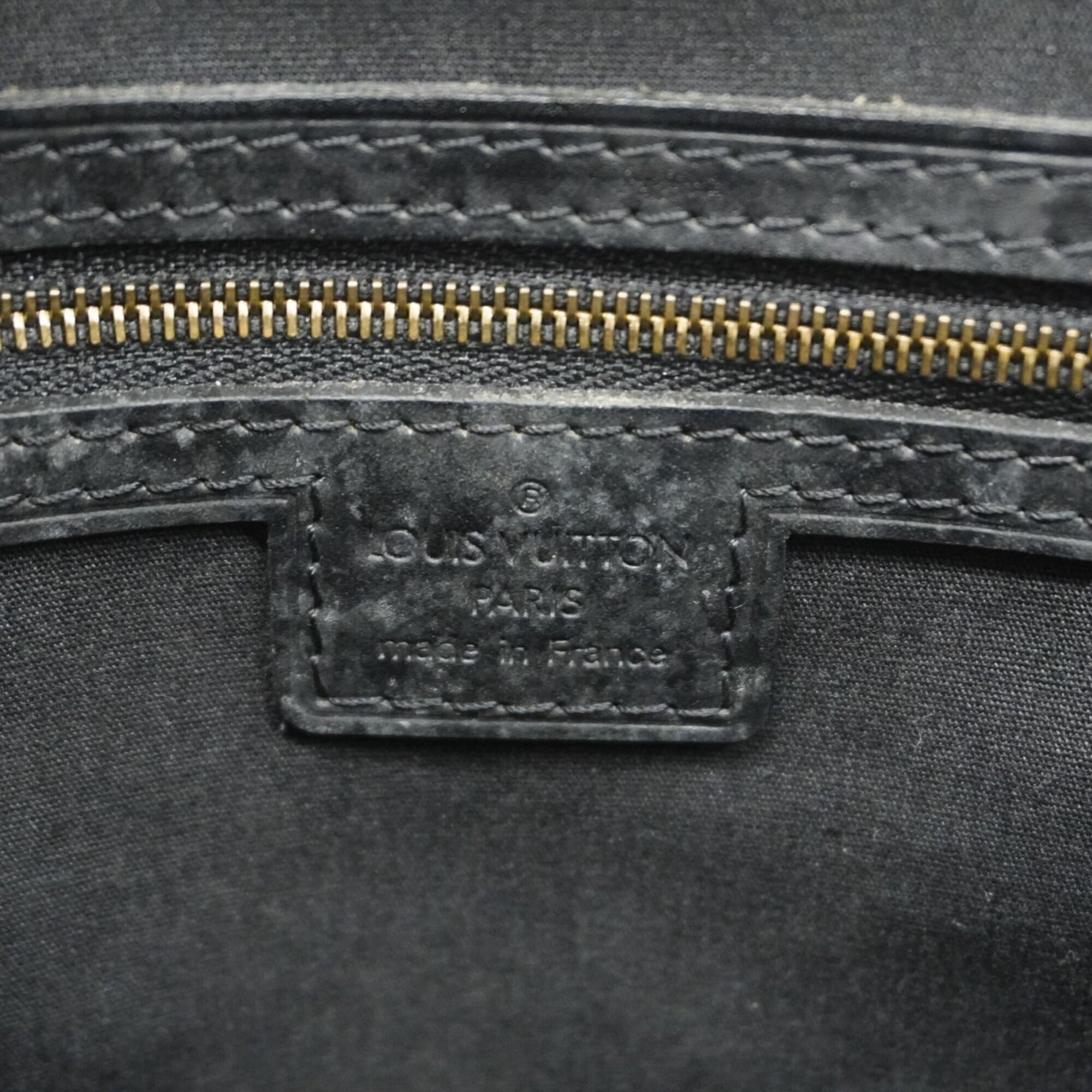 Louis Vuitton Noir Handbag (Pre-Owned)
