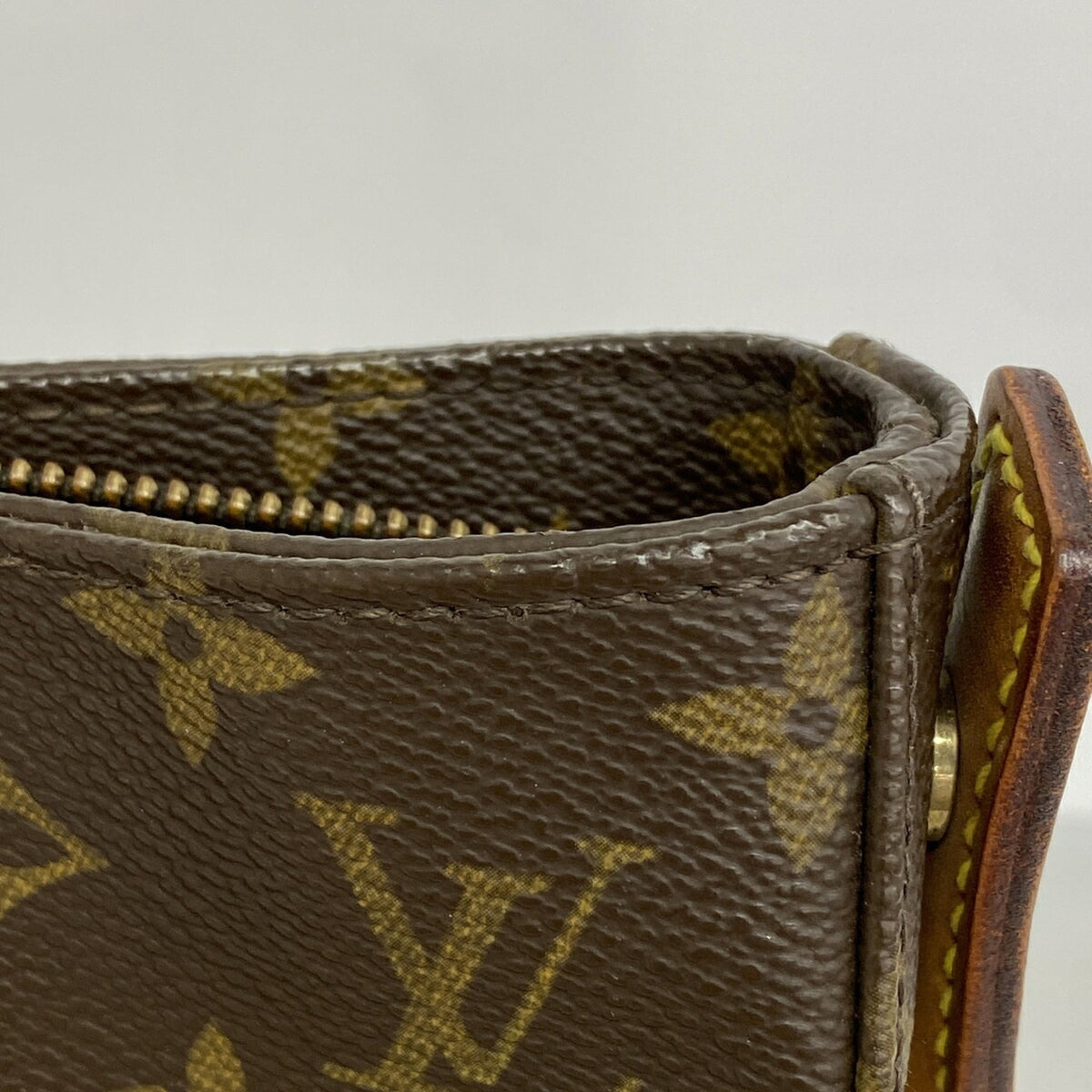 Louis Vuitton Brown Shoulder Bag (Pre-Owned)