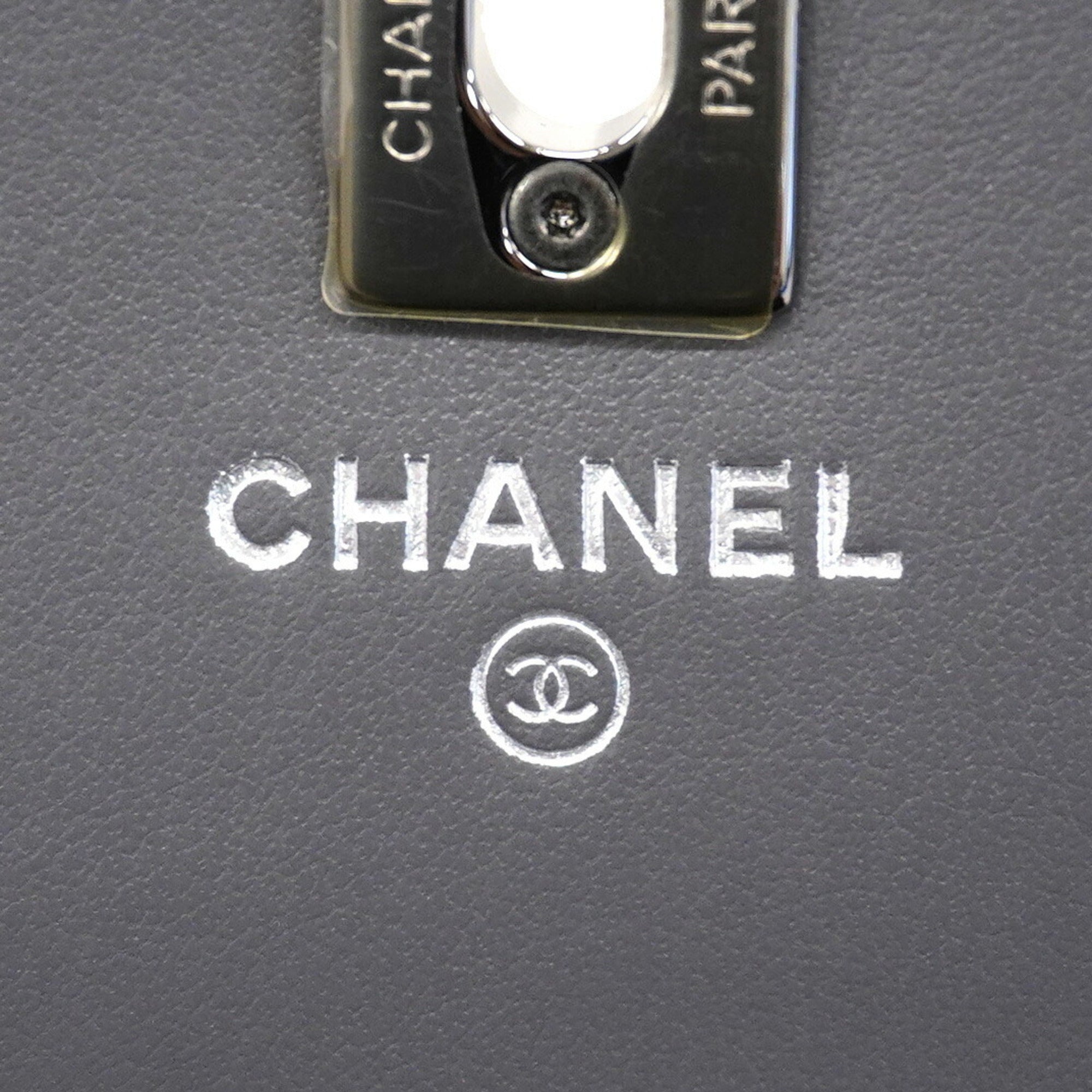 Chanel Gray Leather Handbag (Pre-Owned)
