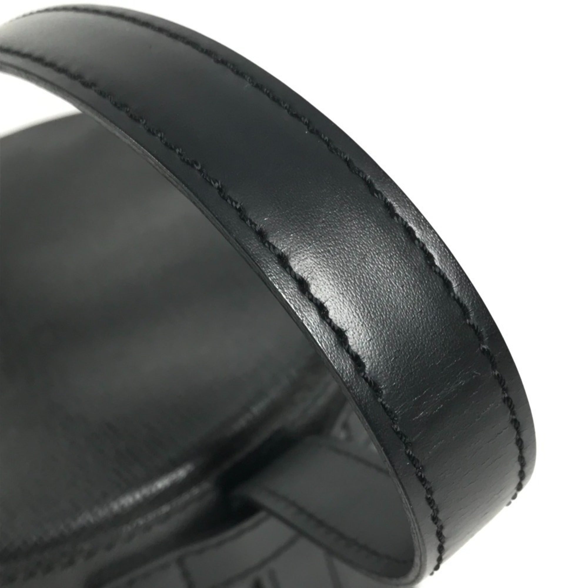 Louis Vuitton Black Taiga Leather Leather Handbag (Pre-Owned)