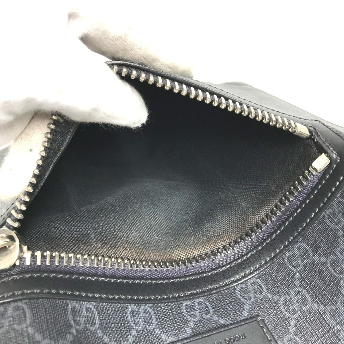 Gucci Black Gg Supreme Messenger Bag Shoulder Bag (Pre-Owned)