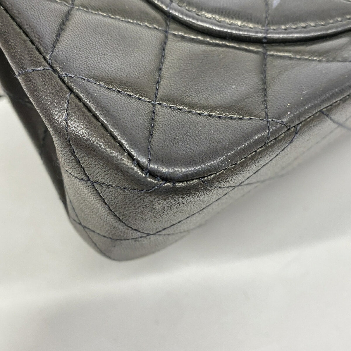 Chanel Black Leather Shoulder Bag (Pre-Owned)