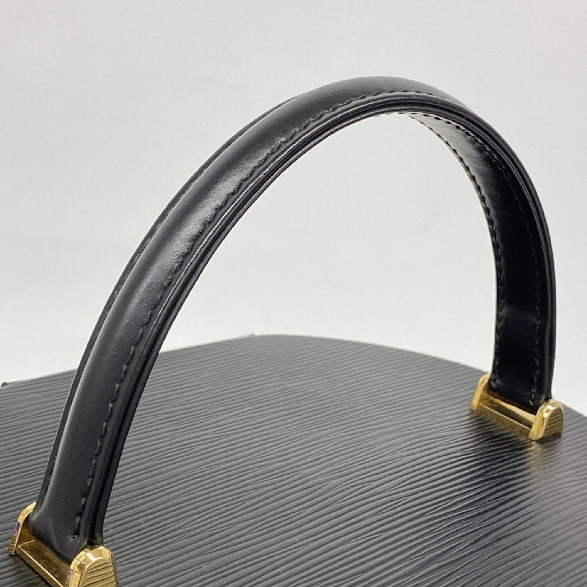 Louis Vuitton Noir Handbag (Pre-Owned)