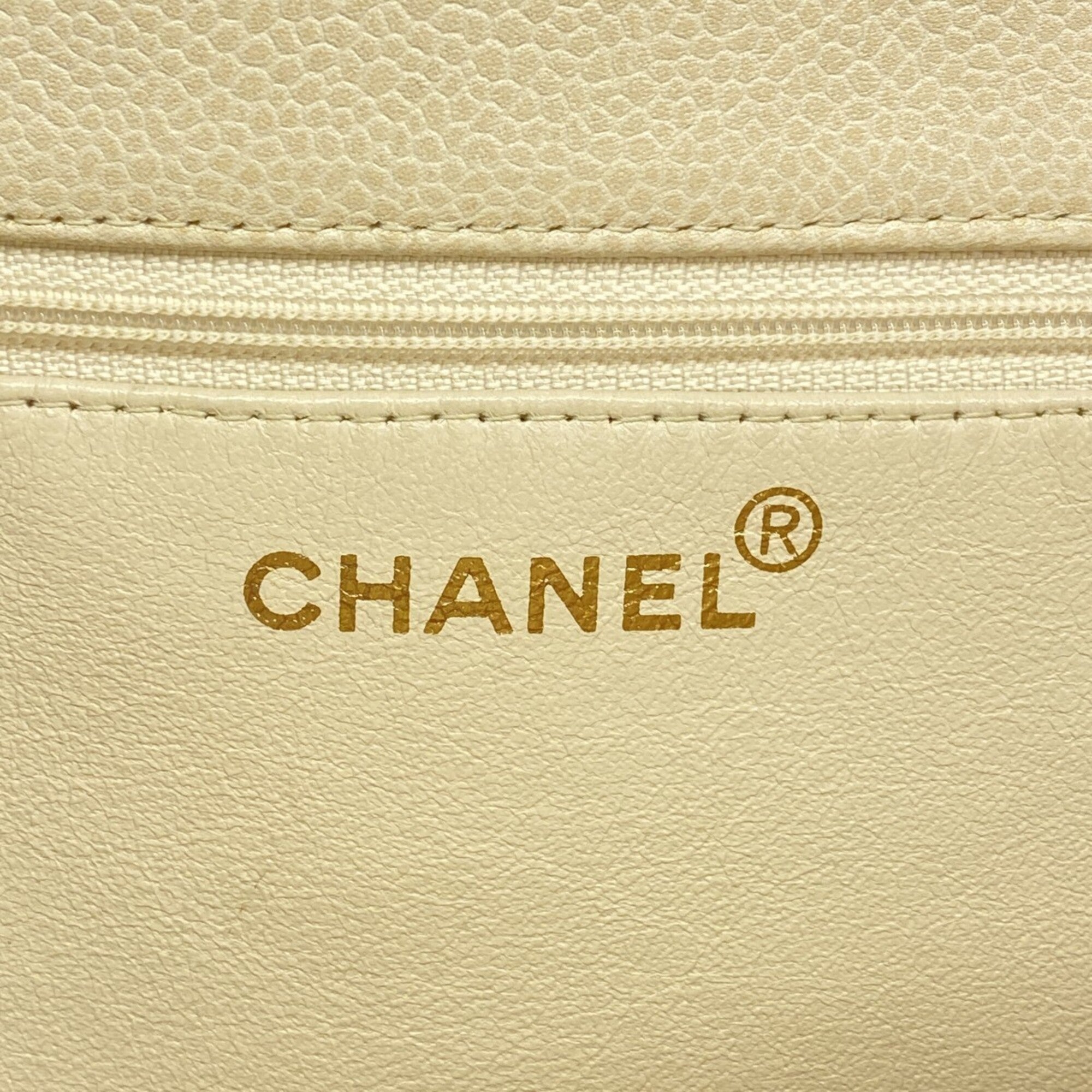Chanel White Grained Calfskin Tote Bag (Pre-Owned)