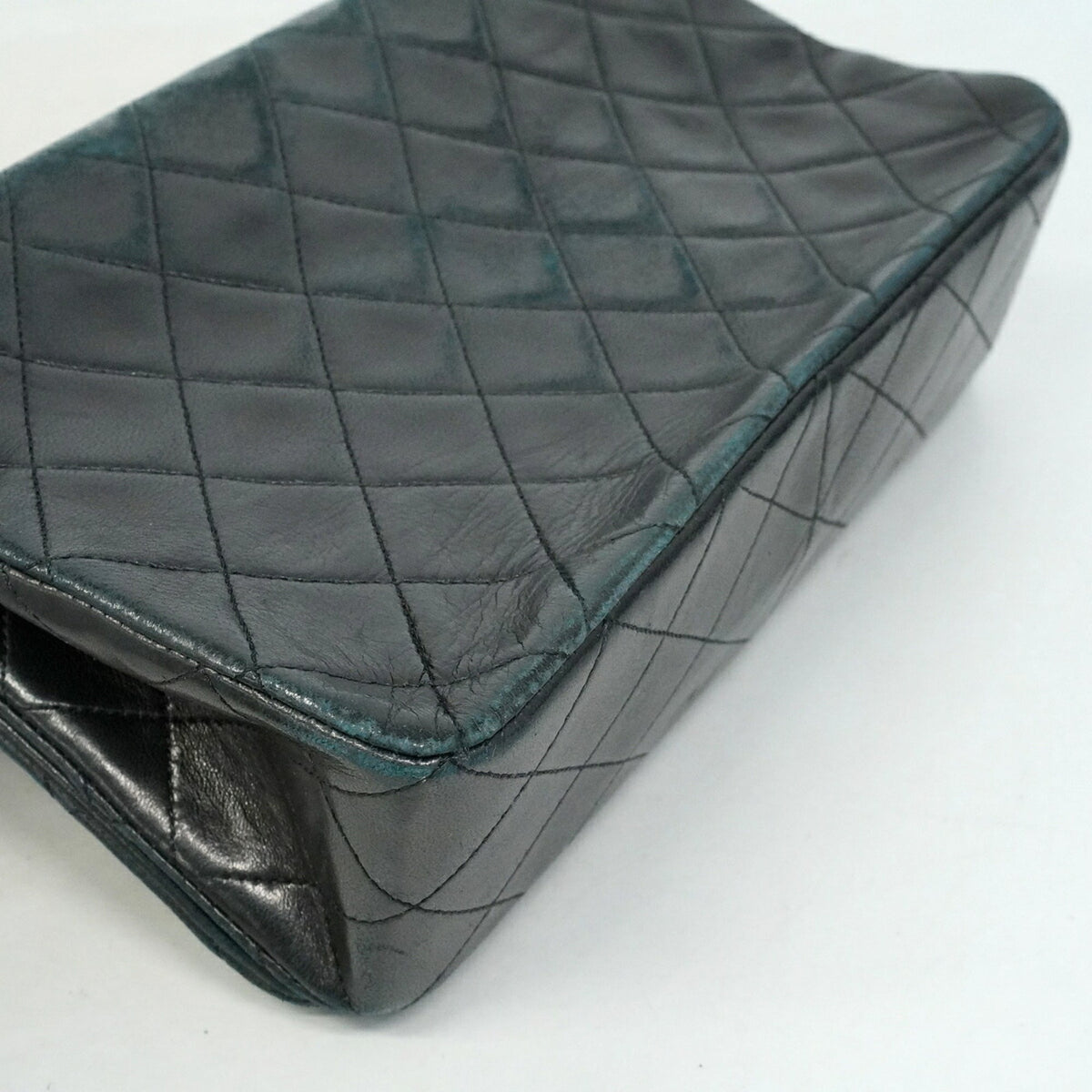 Chanel Black Leather Shoulder Bag (Pre-Owned)
