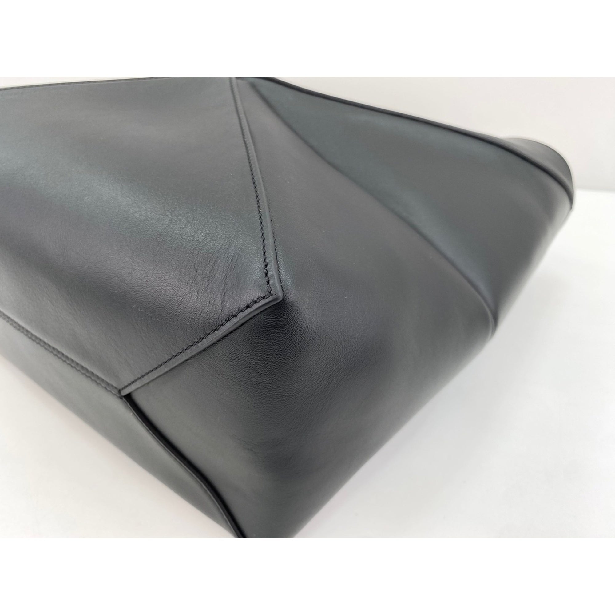 Loewe Black Handbag (Pre-Owned)